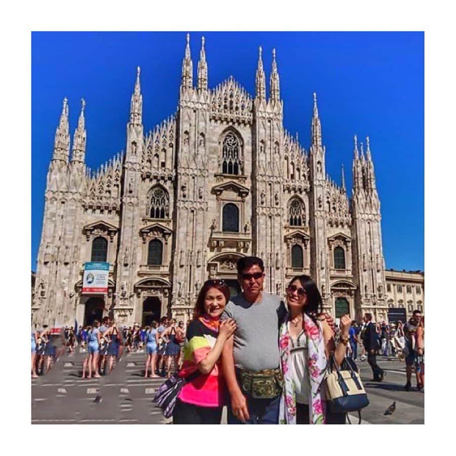 宇田恵菜さんのインスタグラム写真 - (宇田恵菜Instagram)「Back to me memories 5. Italy Milano 🇮🇹please check #Ena_trip ☀️☀️ このコロナ、お出掛け出来ないので、今まで行った国の街で素敵だった所を紹介します✈️ 第五回は、イタリアのミラノ✨✨✨ そもそもイタリアに行く予定はなかったのだけど、スイスを周遊するのに、ティラーノというスイスとイタリアの国境のイタリアで電車に乗らないといけなかったので、一泊2日だけ🌟 それでも、キュッとした街で、なによりもミラノ大聖堂が圧巻でした‼️‼️ 外も中も上も！笑　(1枚目の写真は階段でテクテク上がったよ) ガレリオも本当みてるだけで、あー美しい！豪華！イタリア！てなるよ🇮🇹💋 そしてなによりもさすがイタリア料理、美味しすぎる😂😂😂 イタリア人ぽい人に、有名で美味しいお店てどこですかー？て聞いたら、教えてくれたお店❣️ # Nabucco てゆお店🍷 ジェラートも食べて、ここでは、並んでんのにイタリア人にナチュラルに前割り込まれて、注文されて、 I’m in the queue て言ったら、so??で返ってきて呆気にとられたよ😂笑 #actesslife #familypics #女優　#恵菜旅　#愛媛出身　#familytrip #家族旅行　#イタリア旅行　#イタリア料理　#ミラノ旅行 #ミラノ大聖堂　#ナベッコ　#ティラーノ」4月28日 22時08分 - ena2727