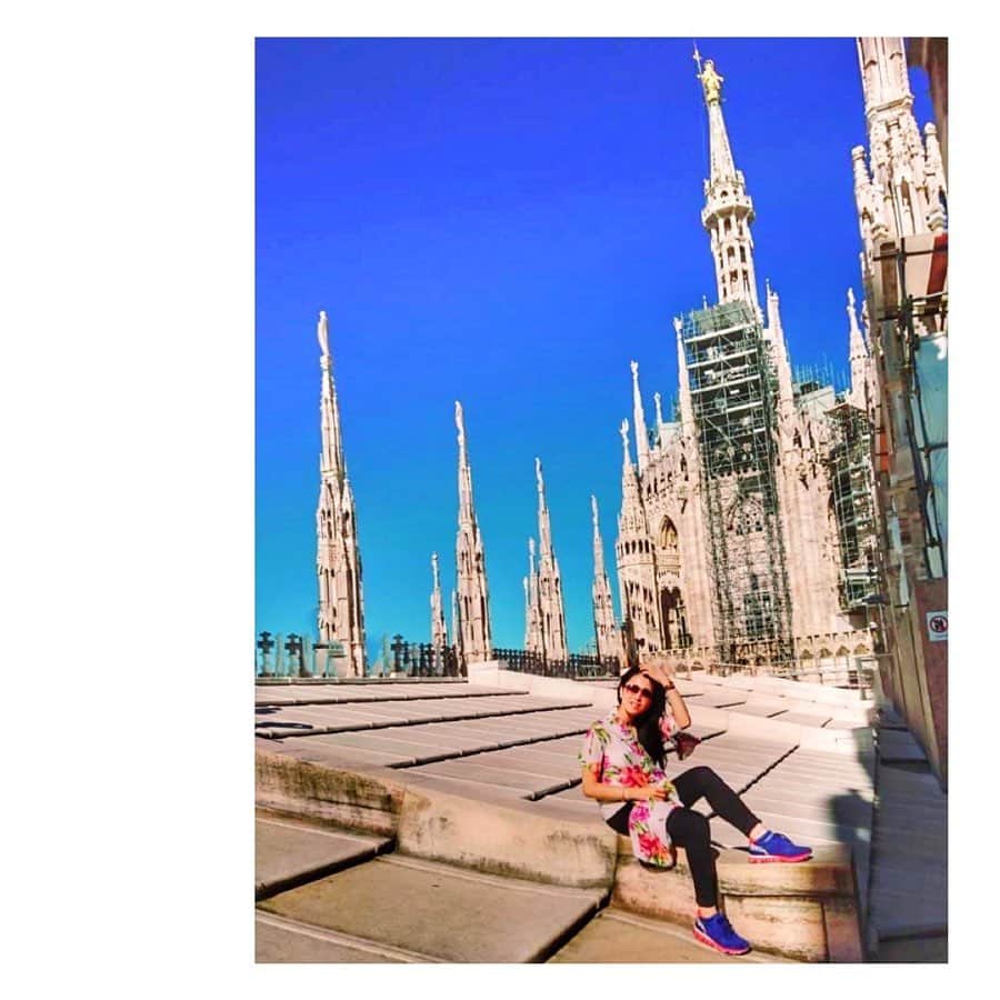 宇田恵菜さんのインスタグラム写真 - (宇田恵菜Instagram)「Back to me memories 5. Italy Milano 🇮🇹please check #Ena_trip ☀️☀️ このコロナ、お出掛け出来ないので、今まで行った国の街で素敵だった所を紹介します✈️ 第五回は、イタリアのミラノ✨✨✨ そもそもイタリアに行く予定はなかったのだけど、スイスを周遊するのに、ティラーノというスイスとイタリアの国境のイタリアで電車に乗らないといけなかったので、一泊2日だけ🌟 それでも、キュッとした街で、なによりもミラノ大聖堂が圧巻でした‼️‼️ 外も中も上も！笑　(1枚目の写真は階段でテクテク上がったよ) ガレリオも本当みてるだけで、あー美しい！豪華！イタリア！てなるよ🇮🇹💋 そしてなによりもさすがイタリア料理、美味しすぎる😂😂😂 イタリア人ぽい人に、有名で美味しいお店てどこですかー？て聞いたら、教えてくれたお店❣️ # Nabucco てゆお店🍷 ジェラートも食べて、ここでは、並んでんのにイタリア人にナチュラルに前割り込まれて、注文されて、 I’m in the queue て言ったら、so??で返ってきて呆気にとられたよ😂笑 #actesslife #familypics #女優　#恵菜旅　#愛媛出身　#familytrip #家族旅行　#イタリア旅行　#イタリア料理　#ミラノ旅行 #ミラノ大聖堂　#ナベッコ　#ティラーノ」4月28日 22時08分 - ena2727