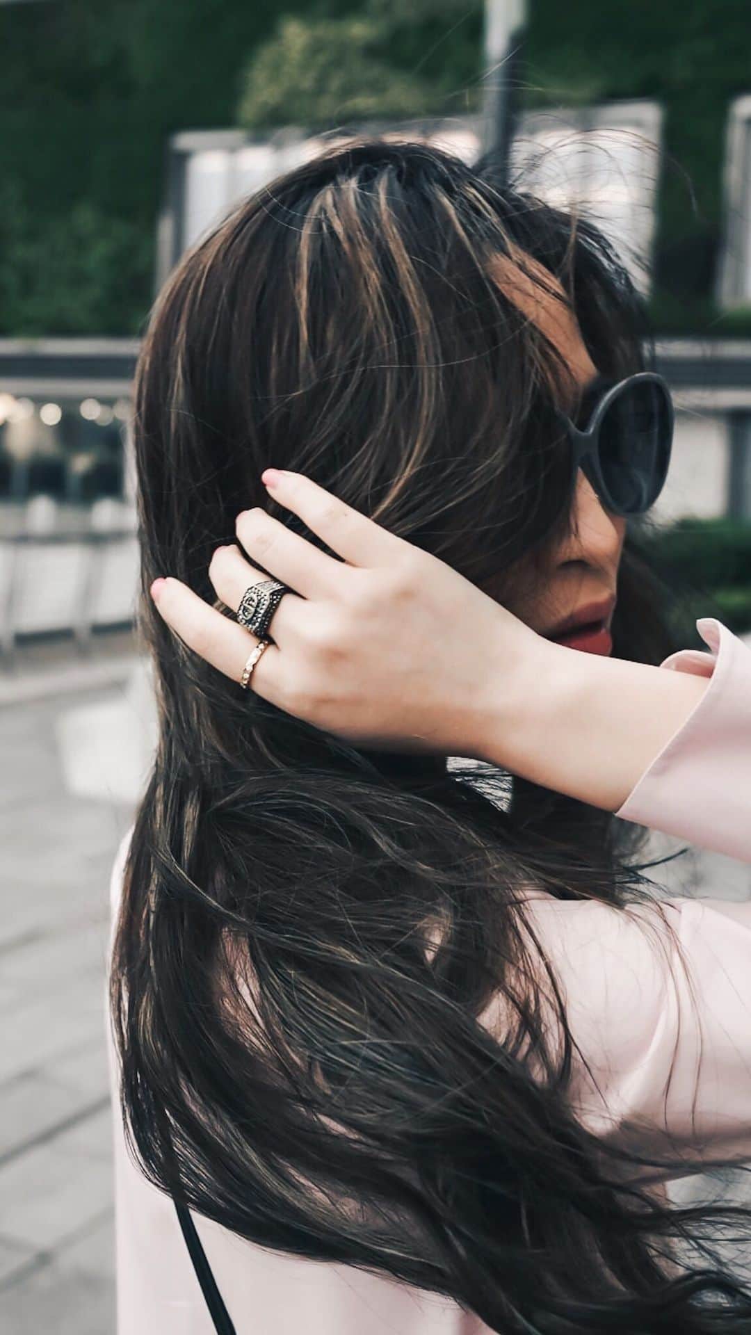 Ruby Kwanのインスタグラム：「Shot this #rougeclosetunboxing for a while, but couldn’t find a right moment to post.  These are new rings from my favourite @Dior and @ChanelOfficial. ❤️ They are perfect for either wearing alone or layering with each other. 💯 #ringsofinstagram  #Dior #dior30montaigne #diorring #diorss20 #Chanel #chanelfinejewelry #cococrush ______________________________________________ #unboxingvideo #unbox #jewelryunboxing #diorunboxing #chanelunboxing #finejewelry #costumejewelry #yellowgold #diamondring #rubykwan #mrs5」