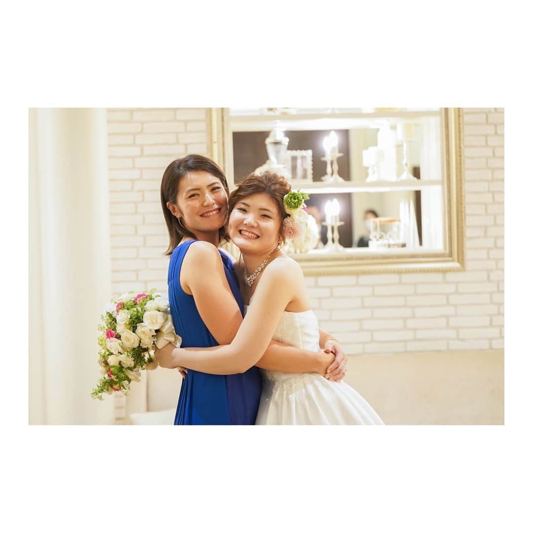 渡邉彩香のインスタグラム：「. だいぶ前ではありますが、昨年入籍した妹の結婚式がありました💒 . 小さい頃からお姉ちゃん！お姉ちゃん！ってわたしの後ろをずーーーっとついて歩いてくるような妹。 かわいくて仕方ないです🥰 プロになってからもそのまま、わたしの試合に毎試合帯同して、サポートしてくれています😊 . 姉としてはわたしがプロを目指すようなり、ゴルフが家族の中心になってしまったことで、妹には寂しい思いをさせたり、我慢させてしまったりしたんではないかと思うこともありました。 そんな妹の結婚式ということで、とてもとても感動しました😢😢😢 . 妹の結婚にあたり、選手や関係者の方々、スポンサーの皆様、そしてわたしを応援をしてくださっているファンの方々からも、お祝いのメッセージやプレゼントを頂きました。 本当にありがとうございます。 . 全試合とはいきませんが、これからも引き続き、会場でサポートしてくれることになっていますので、今後もよろしくお願いします！！」