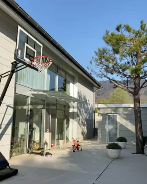 ジョー＝ウィルフリード・ツォンガのインスタグラム：「🏀🎾 @nba @atptour #harden #tsongateam #tennisathome」