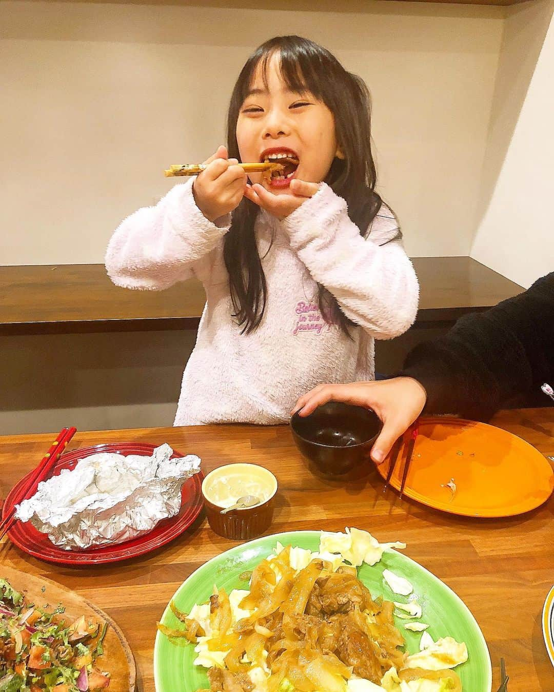 みきママさんのインスタグラム写真 - (みきママInstagram)「【疲れた時はBとCを食べよう！！】﻿ ﻿ ﻿ ﻿ ﻿ ﻿ ﻿ ストレスや体力で疲れた時はビタミンBとCを食べるといいんだって！！﻿ ﻿ ﻿ ﻿ ﻿ ﻿ 豚肉のビタミンBと、生のキャベツやキウイ、パクチーでビタミンCをたくさんとろう！！﻿ ﻿ ﻿ ﻿ ﻿ ﻿ 食べたのはね、﻿ ❤️トンテキ ❤️ゴーヤの代わりにピーマンでチャンプルー﻿ ❤️パクチーサラダ﻿ ❤️タラのミニホイル蒸し﻿ ❤️作り置き切り干し大根﻿ ❤️キウイヨーグルト﻿ にしました！！﻿ . . . トンテキとゴーヤチャンプルは100たのに載っています﻿！！ ﻿ ﻿ ﻿ ﻿ ﻿ はる兄、タラのホイル蒸しから出たスープをご飯にぶっかけて食べていました。﻿ ﻿ ﻿ ﻿ ﻿ ﻿ ﻿ 杏ちゃん「お肉（トンテキ）おかわりー」下のキャベツまで進むパンチのある味です！！﻿ ﻿ ﻿ ﻿ ﻿ ﻿ ﻿ ﻿ 旦那「今日、パクチーサラダ食べたいって思ってたんだ〜！！」ってさ。﻿ ﻿ ﻿ ﻿ ﻿ ﻿ ﻿ ﻿ その思い、届きましたよー。豚肉と野菜をたくさん食べたら疲れがとれた〜！！﻿ ﻿ ﻿ ﻿ #みきママ #疲れ #ビタミンB #ビタミンC」4月28日 22時11分 - mikimama_official