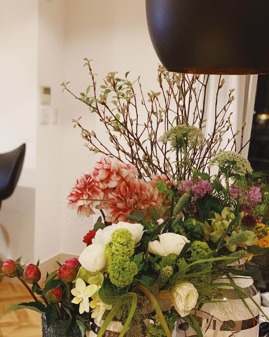 村上沙織さんのインスタグラム写真 - (村上沙織Instagram)「今日は予約をしていたお花を買いに♡  お家には絶対お花を飾っておきたくて。 お洒落なお花があるだけでお家時間が楽しくなる！！ たくさんあるので寝室にも、リビングにも飾る♡  #flower#interior」4月28日 22時17分 - rosysaorimonster