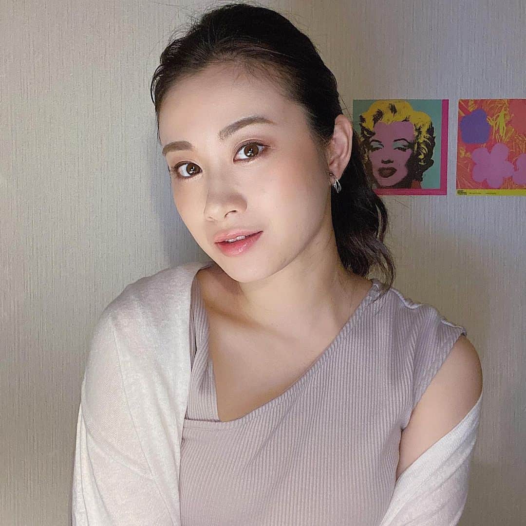 鈴木芳奈のインスタグラム：「今日もインスタライブ、みくとのコラボ配信観に来てくれてありがとう〜🌈✨ 楽しんでいただけましたかっ？！ 今日はいつもよりも濃い目の、オレンジベースのメイクに挑戦🍊🧡 久々にメイクした〜w そして、その後のインスタライブも来てくれてありがとう〜💛🦄 ゲリラ弾き語りどうでした？！ また歌届けられるように…🔅 最後のわたし。笑 おつかれさまぁ〜みんなありがと〜  #インスタライブコラボ配信  #ありがとうございました  #弾き語り #楽しかった  #音楽で繋がれる #おうちじかん  #みんなまた来週」
