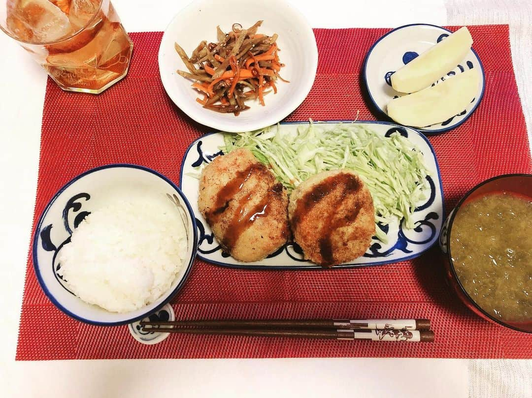 小林香菜さんのインスタグラム写真 - (小林香菜Instagram)「. 肉じゃがの次の日は多めに作っておいたので肉じゃがコロッケにしました😊 きんぴらごぼうは夜に作り置きにしてお味噌汁も前日の残りを温めてコロッケあげるだけにしといた✌︎ あとはりんご🍎 . #ご飯　#お家ご飯　#自炊　#自炊記録　#肉じゃがコロッケ　#肉じゃが　#リメイクごはん　#きんぴらごぼう　#りんご　#🍎」4月28日 22時28分 - kanaful