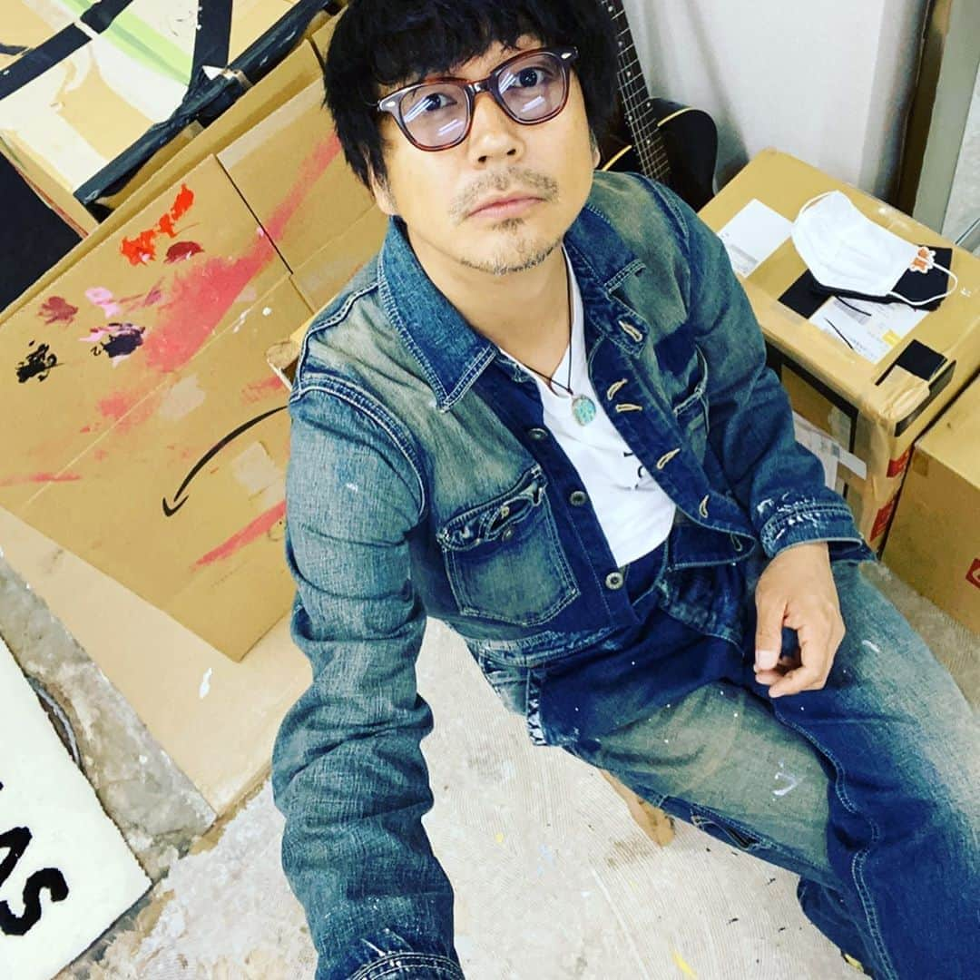 月に吠える。さんのインスタグラム写真 - (月に吠える。Instagram)「種市暁　こと たねちゃんが送ってくれた ボンベイの美味しいカレーを食べました。 そしてボブディランにあと押しされ 生まれて初めて自撮り棒とやらを使いました。 そんな日だった。  #taneichiakira#種市暁 #curryhousebombay  #カレーの店ボンベイ #ひとりをたのしめ #foreveryoung #はじまりの日 #bobdylan  #ボブディラン #Selfiestick #自撮り棒 #naoomori #大森南朋」4月28日 22時30分 - tsukinihoeru.6960.naoomori