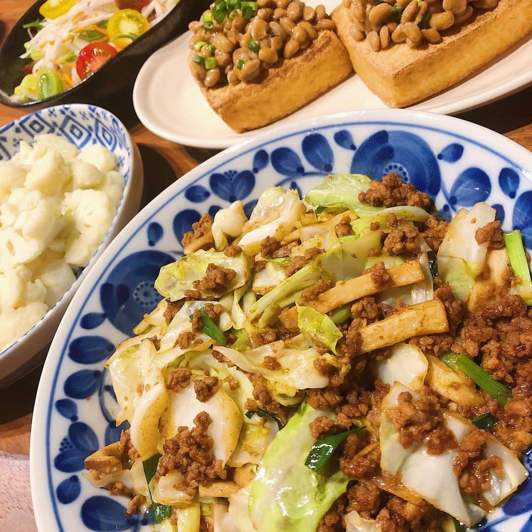 岡部玲子さんのインスタグラム写真 - (岡部玲子Instagram)「低糖質満腹ご飯☺️ 今日はお家にあったキャベツとエリンギとひき肉でみそ炒め〜っ🍳 あとは厚揚げの納豆のせと、固茹でカリフラワーとサラダ🥗 あ、低糖質と言いながら、子供はお米もモリモリ食べています☺️ 大人はその時の体調と気分で☺️ 基本、私はお米は殆ど食べないんですが、今日は半分寝ながら食べていた娘が残したお米を結構食べました😅←子供の残りを食べちゃって太っちゃう…主婦あるあるですよね😅気をつけます😅 ストーリーにアップしたカリフラワーは、固茹でにすると薄く切ることができて、芯までコリコリ美味しいのです🤤 さー、明日の晩ご飯は何にするかな😅？？ お魚かなぁ…🐟 #岡部玲子 #タレント　#レポーター　#キャスター　#アナウンサー　#女子アナ　#フリーアナウンサー　#競馬キャスター　#ジュニアアスリートフードマイスター #低糖質　#ロカボ　#低糖質満腹ご飯 #低糖質ご飯　#糖質制限　#おうちご飯　#おうち時間　#mama #talent #reporter #announcer #japanese #japanesefood #healthyfood #lowcarb #smilediet #healthy #stayhome #staysafe」4月28日 22時30分 - reiko_okabe