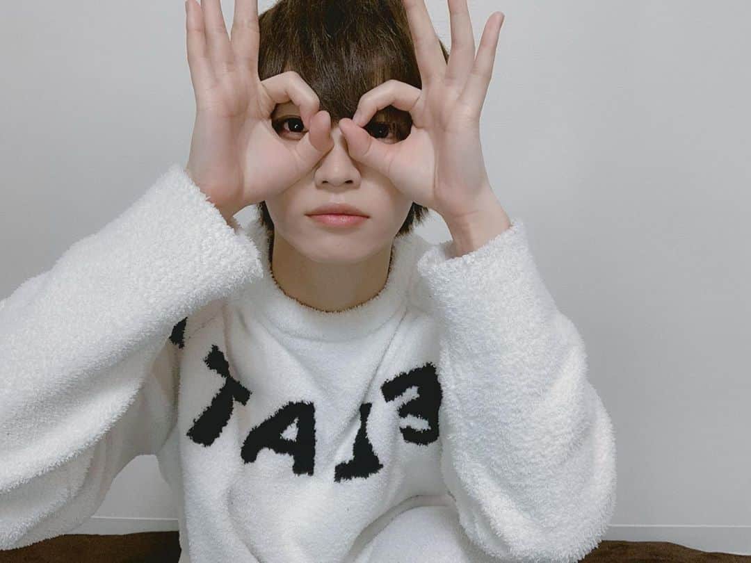 のインスタグラム：「【サングラス】 つけな過ぎて見当たらなかった… インスタライブ見てくれてありがと！ ・ ・ ・ #mステ #musicstation #タモリさん  #サングラス #サングラス男子 #実際似合わない #ジェラピケ #gelatopique #パジャマ  #インライ #インスタライブ #thank  #stayhome #ステイホーム #頑張ろう  #loveislove #lfl #f4l  #instapic #今日のコーデ #今日の一枚  #likelike #follow #japanese」