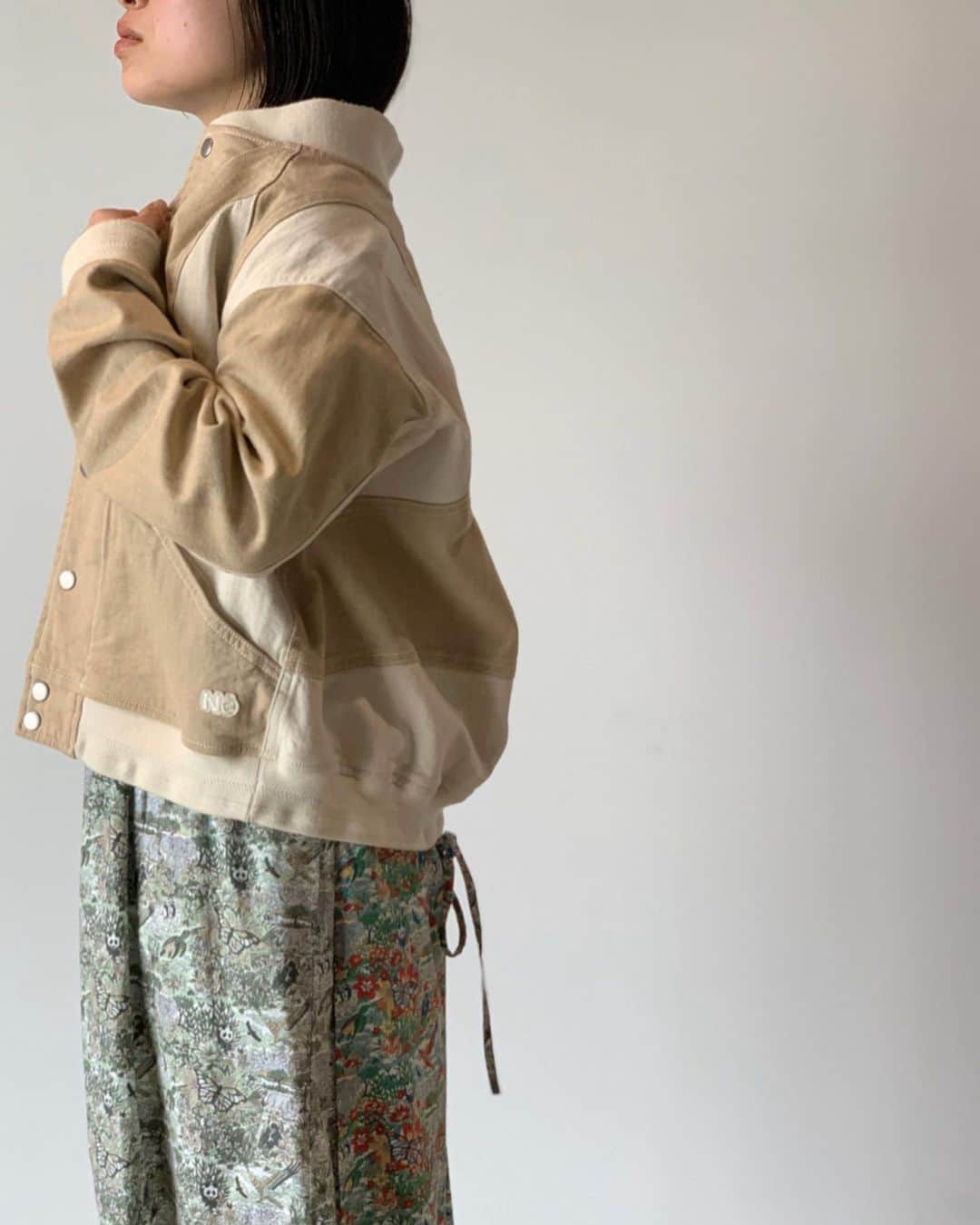 ネ・ネットのインスタグラム：「【orcaデニム③ ¥23,000+tax 】  ストレッチ混のカラーデニムを使用したブルゾン。生地の両面をデザインに活かす事で3Dパターンの切替が際立ち、配色が楽しいデザインに仕上がっています。 サイズは2サイズ展開で、大きめのサイズを合わせるコーディネートもおすすめです。  #ネネット #nenet #新作 #new #spring #summer #2020 #collection #fashion #tokyo #japan #大人カジュアル #大人ネネット #otona_nenet #orca #ブルゾン」