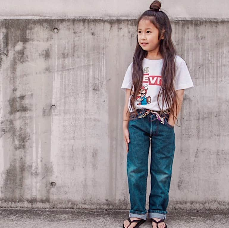 takacolaのインスタグラム：「⋆ Levi's®︎×SUPER Ⓜ︎ARIO™️👖🎮❤️ ⋆ @levis_japan さんより、 コロナウィルスの影響で休校している子供たちに喜んでもらえるように…と、リーバイス×スーパーマリオのコラボの可愛いTシャツとバンダナを頂きました*✦.*⋆ ⋆ 写真だと分かりにくいですがベルトにしているバンダナがスーパーマリオ柄でとっても可愛いんです😍❤️ ⋆ 娘のお気に入りです🙈🧡」