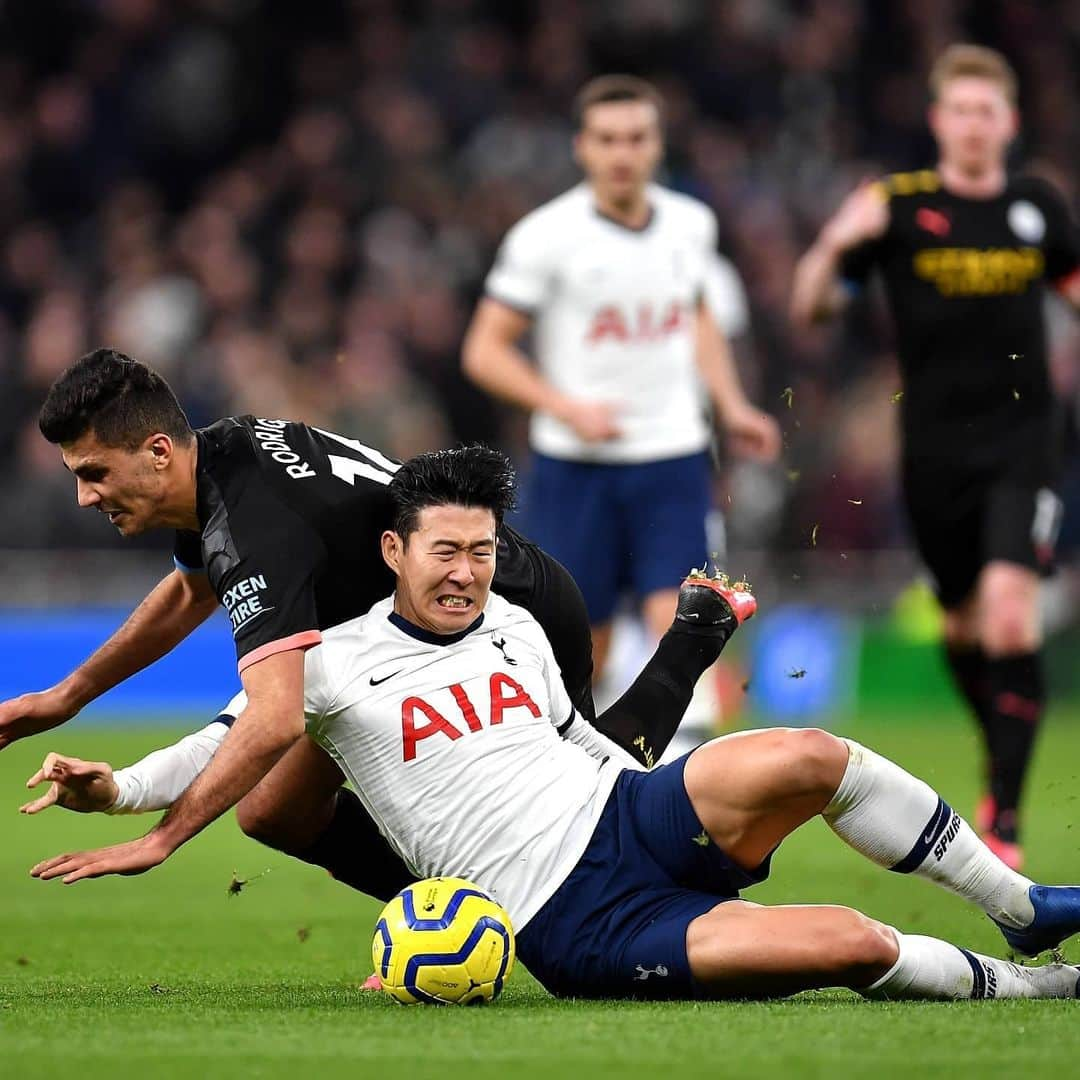 プレミアリーグさんのインスタグラム写真 - (プレミアリーグInstagram)「Taking a tumble ⤵️」4月28日 22時35分 - premierleague