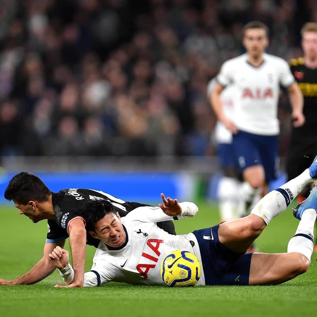 プレミアリーグさんのインスタグラム写真 - (プレミアリーグInstagram)「Taking a tumble ⤵️」4月28日 22時35分 - premierleague