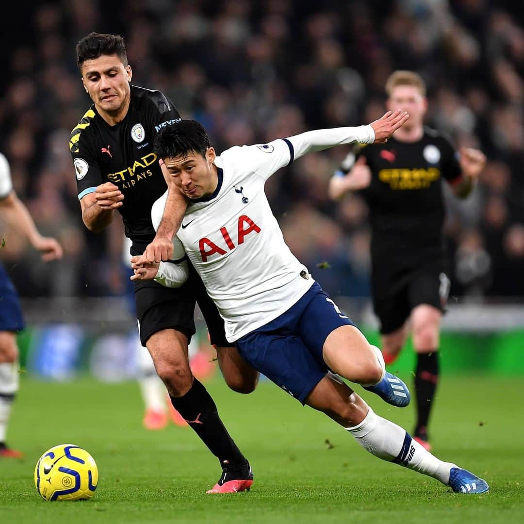 プレミアリーグさんのインスタグラム写真 - (プレミアリーグInstagram)「Taking a tumble ⤵️」4月28日 22時35分 - premierleague