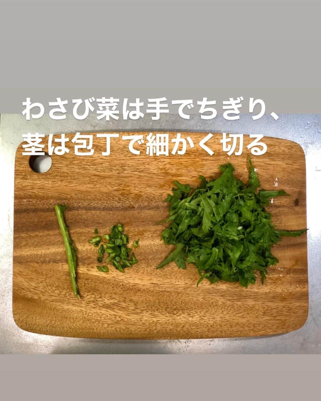 utoshさんのインスタグラム写真 - (utoshInstagram)「【レシピ付】和風サーモンモッツアレラカルパッチョ。﻿ ﻿ ご飯にも合う！和風というかお刺身風！サーモンの和風カルパッチョ。﻿ モッツアレラチーズと合わせて、ドレッシングにはしょう油とわさび。﻿ そして玉ねぎにもわさび菜を合わせたらサーモンはご飯にも、お酒にも、なんにでもあう万能レシピに早変わりです！﻿ これはGWにぜひ食べるしか無い！ぜひ作ってみてくださいね。﻿ ﻿ ✔️〈この料理のポイント〉﻿ ドレッシングは全体にかけるので多めに作る。とくに玉ねぎとの相性抜群なので、サラダに最高です！﻿ ﻿ ﻿ 合わせたワインはロゼ！サーモンは赤でも白でもいけるハイブリッド食材。つまり、ロゼがぴったりと言う事で！﻿ ﻿ ﻿ ﻿ レシピはこちら↓﻿ ＿＿＿＿＿﻿ ﻿ 和風サーモンモッツアレラカルパッチョ（2人分）﻿ ﻿ 【材料】﻿ サーモン 250g﻿ モッツアレラ 1個﻿ 玉ねぎ 半分﻿ わさび菜 2〜3枚﻿ ﻿ A〈ドレッシング〉﻿ オリーブオイル　大さじ3﻿ お酢　大さじ5﻿ しょう油 大さじ2﻿ 塩 小さじ1/2﻿ おろしわさび 小さじ1/2﻿ ﻿ ピンクペッパー（お好みで）適量﻿ ﻿ ﻿ 【作り方】﻿ （1）玉ねぎをスライスして水に5分以上さらす。わさび菜は手でちぎり、茎の部分は包丁で細かく刻む。サーモンは5mm幅に切る。モッツアレラは半分に切り、5mm幅に切る。Aのドレッシングを全て混ぜ合わせる。﻿ ﻿ （2）玉ねぎの水をよく切り、わさび菜と合わせて、大きめのお皿（写真は26cm）の真ん中に盛りつける。その周りを取り囲む様にサーモンとモッツアレラを交互に並べて、最後にピンクペッパーをお好みで乗せて、ドレッシングをかけて完成。﻿ ＿＿＿＿＿﻿ ﻿ ﻿ ぜひ作ってみてくださいね。﻿ No local No food おいしく楽しく！﻿ ﻿ ﻿ ﻿ #カルパッチョ #サーモンカルパッチョ #モッツアレラチーズ #和風カルパッチョ #ややはつレシピ #とりあえず野菜食﻿ ﻿ #ellegourmet#lunch#brunch#breakfast#foodporn#instagramjapan#vsco#IGersJP#onthetable#ランチ#おうちカフェ#うちごはん#暮らし#フーディーテーブル﻿ #cooking#homemade#おうちごはん#朝ごはん#japanesebreakfast#f52grams」4月28日 22時40分 - utosh