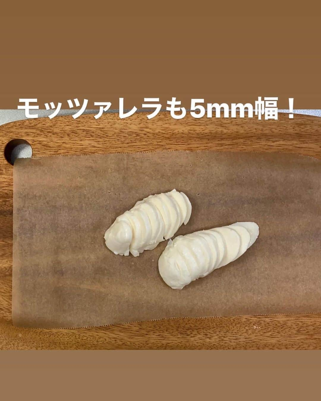 utoshさんのインスタグラム写真 - (utoshInstagram)「【レシピ付】和風サーモンモッツアレラカルパッチョ。﻿ ﻿ ご飯にも合う！和風というかお刺身風！サーモンの和風カルパッチョ。﻿ モッツアレラチーズと合わせて、ドレッシングにはしょう油とわさび。﻿ そして玉ねぎにもわさび菜を合わせたらサーモンはご飯にも、お酒にも、なんにでもあう万能レシピに早変わりです！﻿ これはGWにぜひ食べるしか無い！ぜひ作ってみてくださいね。﻿ ﻿ ✔️〈この料理のポイント〉﻿ ドレッシングは全体にかけるので多めに作る。とくに玉ねぎとの相性抜群なので、サラダに最高です！﻿ ﻿ ﻿ 合わせたワインはロゼ！サーモンは赤でも白でもいけるハイブリッド食材。つまり、ロゼがぴったりと言う事で！﻿ ﻿ ﻿ ﻿ レシピはこちら↓﻿ ＿＿＿＿＿﻿ ﻿ 和風サーモンモッツアレラカルパッチョ（2人分）﻿ ﻿ 【材料】﻿ サーモン 250g﻿ モッツアレラ 1個﻿ 玉ねぎ 半分﻿ わさび菜 2〜3枚﻿ ﻿ A〈ドレッシング〉﻿ オリーブオイル　大さじ3﻿ お酢　大さじ5﻿ しょう油 大さじ2﻿ 塩 小さじ1/2﻿ おろしわさび 小さじ1/2﻿ ﻿ ピンクペッパー（お好みで）適量﻿ ﻿ ﻿ 【作り方】﻿ （1）玉ねぎをスライスして水に5分以上さらす。わさび菜は手でちぎり、茎の部分は包丁で細かく刻む。サーモンは5mm幅に切る。モッツアレラは半分に切り、5mm幅に切る。Aのドレッシングを全て混ぜ合わせる。﻿ ﻿ （2）玉ねぎの水をよく切り、わさび菜と合わせて、大きめのお皿（写真は26cm）の真ん中に盛りつける。その周りを取り囲む様にサーモンとモッツアレラを交互に並べて、最後にピンクペッパーをお好みで乗せて、ドレッシングをかけて完成。﻿ ＿＿＿＿＿﻿ ﻿ ﻿ ぜひ作ってみてくださいね。﻿ No local No food おいしく楽しく！﻿ ﻿ ﻿ ﻿ #カルパッチョ #サーモンカルパッチョ #モッツアレラチーズ #和風カルパッチョ #ややはつレシピ #とりあえず野菜食﻿ ﻿ #ellegourmet#lunch#brunch#breakfast#foodporn#instagramjapan#vsco#IGersJP#onthetable#ランチ#おうちカフェ#うちごはん#暮らし#フーディーテーブル﻿ #cooking#homemade#おうちごはん#朝ごはん#japanesebreakfast#f52grams」4月28日 22時40分 - utosh