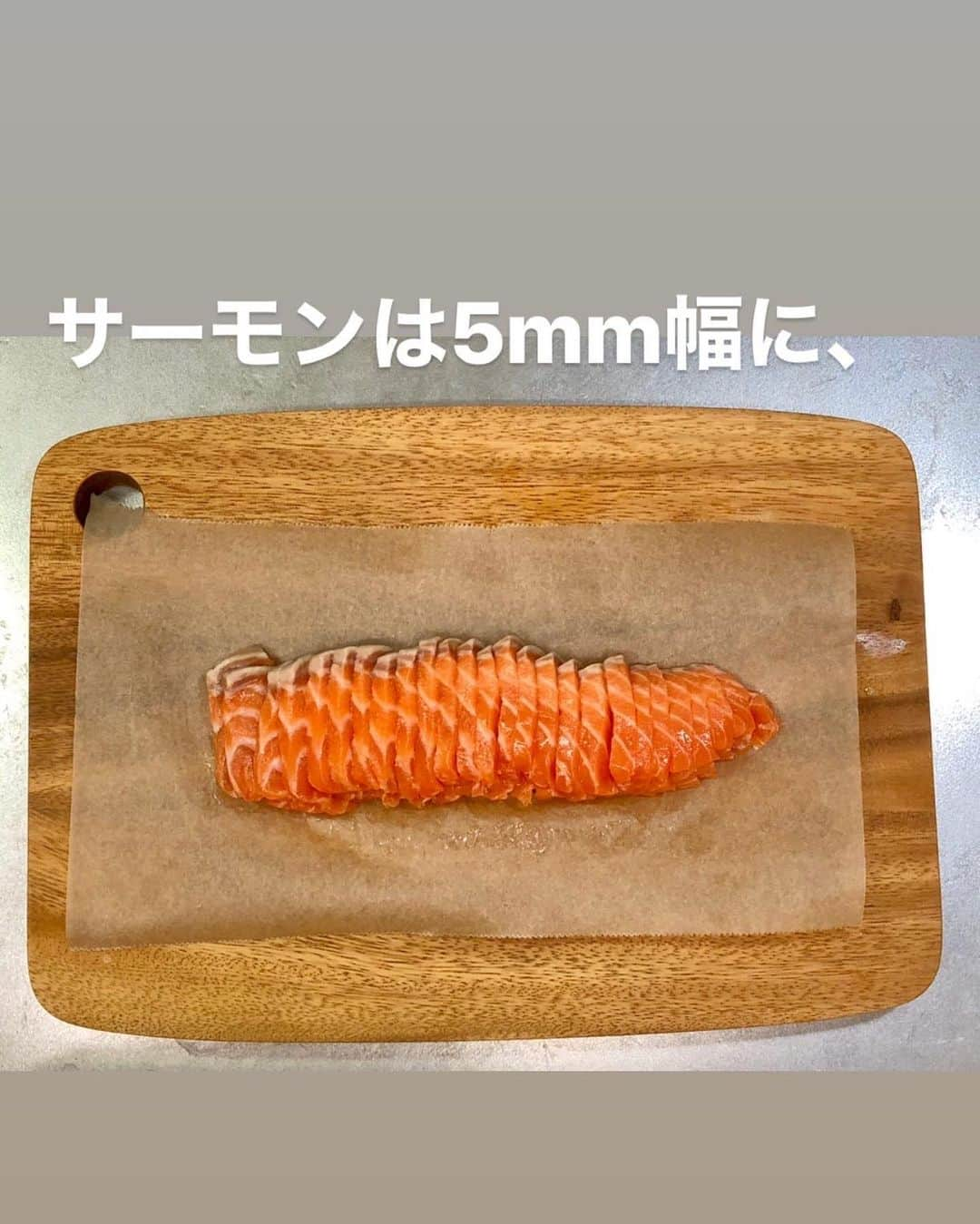 utoshさんのインスタグラム写真 - (utoshInstagram)「【レシピ付】和風サーモンモッツアレラカルパッチョ。﻿ ﻿ ご飯にも合う！和風というかお刺身風！サーモンの和風カルパッチョ。﻿ モッツアレラチーズと合わせて、ドレッシングにはしょう油とわさび。﻿ そして玉ねぎにもわさび菜を合わせたらサーモンはご飯にも、お酒にも、なんにでもあう万能レシピに早変わりです！﻿ これはGWにぜひ食べるしか無い！ぜひ作ってみてくださいね。﻿ ﻿ ✔️〈この料理のポイント〉﻿ ドレッシングは全体にかけるので多めに作る。とくに玉ねぎとの相性抜群なので、サラダに最高です！﻿ ﻿ ﻿ 合わせたワインはロゼ！サーモンは赤でも白でもいけるハイブリッド食材。つまり、ロゼがぴったりと言う事で！﻿ ﻿ ﻿ ﻿ レシピはこちら↓﻿ ＿＿＿＿＿﻿ ﻿ 和風サーモンモッツアレラカルパッチョ（2人分）﻿ ﻿ 【材料】﻿ サーモン 250g﻿ モッツアレラ 1個﻿ 玉ねぎ 半分﻿ わさび菜 2〜3枚﻿ ﻿ A〈ドレッシング〉﻿ オリーブオイル　大さじ3﻿ お酢　大さじ5﻿ しょう油 大さじ2﻿ 塩 小さじ1/2﻿ おろしわさび 小さじ1/2﻿ ﻿ ピンクペッパー（お好みで）適量﻿ ﻿ ﻿ 【作り方】﻿ （1）玉ねぎをスライスして水に5分以上さらす。わさび菜は手でちぎり、茎の部分は包丁で細かく刻む。サーモンは5mm幅に切る。モッツアレラは半分に切り、5mm幅に切る。Aのドレッシングを全て混ぜ合わせる。﻿ ﻿ （2）玉ねぎの水をよく切り、わさび菜と合わせて、大きめのお皿（写真は26cm）の真ん中に盛りつける。その周りを取り囲む様にサーモンとモッツアレラを交互に並べて、最後にピンクペッパーをお好みで乗せて、ドレッシングをかけて完成。﻿ ＿＿＿＿＿﻿ ﻿ ﻿ ぜひ作ってみてくださいね。﻿ No local No food おいしく楽しく！﻿ ﻿ ﻿ ﻿ #カルパッチョ #サーモンカルパッチョ #モッツアレラチーズ #和風カルパッチョ #ややはつレシピ #とりあえず野菜食﻿ ﻿ #ellegourmet#lunch#brunch#breakfast#foodporn#instagramjapan#vsco#IGersJP#onthetable#ランチ#おうちカフェ#うちごはん#暮らし#フーディーテーブル﻿ #cooking#homemade#おうちごはん#朝ごはん#japanesebreakfast#f52grams」4月28日 22時40分 - utosh