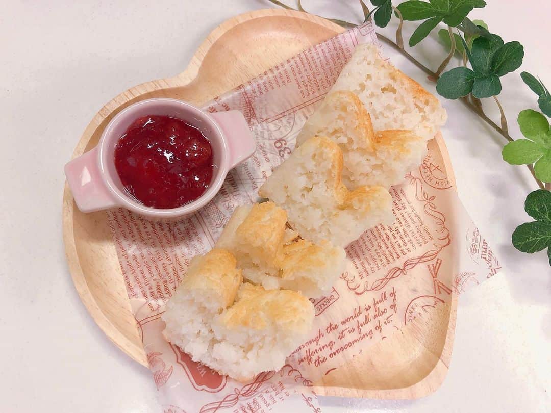 南まりかのインスタグラム：「. グルテンフリーのお米パン🍞 生のお米から作ったので、モッチモチ👍  娘も喜んで食べておりました( *´꒫`)♪. . お米パン色々作れるようになりたいなぁ🤔  #お米パン #グルテンフリー #モッチモチ  #生のお米をパンに変える魔法のレシピ」