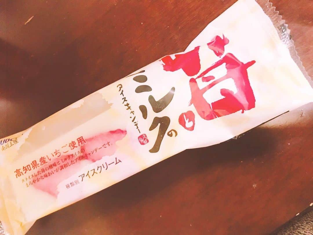 松本旭平のインスタグラム：「／ 苺とミルクのアイスキャンディー  アイスキャンディーの濃厚なバニラ 固くなく食べやすいのでおすすめです。  #インスタ  #本日のアイス」