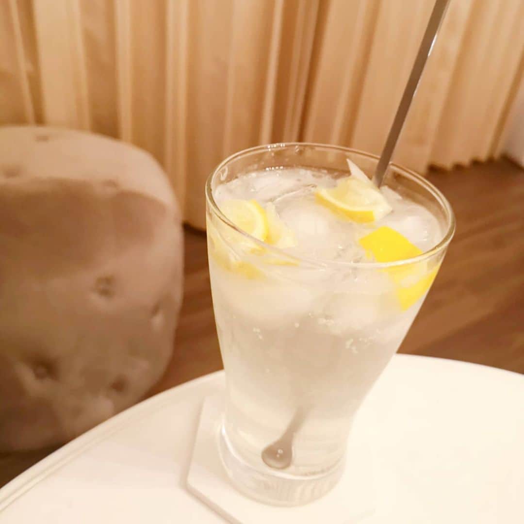 中島彩のインスタグラム：「手作りレモンサワーがとにかく美味しくてハマってます💕 レシピについてのDMもいただいたので、備忘録も兼ねてレシピ記録❤️ 国産レモン５個をしっかり洗います✨私は #ベジシャワー を愛用しています😘　 両端へたを落として、縦に８等分し、白い部分や種を取ってさらに半分にカットし16等分に...✨ 下処理したレモンとてんさい糖大さじ2をシェイカーにいれてふります😘砂糖はてんさい糖に限らずグラニュー糖や砂糖でもお好みで❤️甘いお酒が好きな方は大さじ3～5調整してください✨ 降るとレモンから果汁がでてくるので、焼酎を1L前後入れます✨(甲類焼酎がベスト)  飲むときは氷を入れたぐらすに注いで、炭酸水で割ってくださいね✨　 濃さはお好みで❤️私は3～4倍で飲んでます💕  作った直後から飲めますが、冷蔵庫で１日寝かした翌日はさらに美味しくいただけます😍 お店で飲む生レモンサワーが自宅で手軽にいただけるのでオススメ❤️ #手作りレモンサワー 　#レモンサワー #生レモンサワー　#晩酌　#おうち飲み #宅飲み」