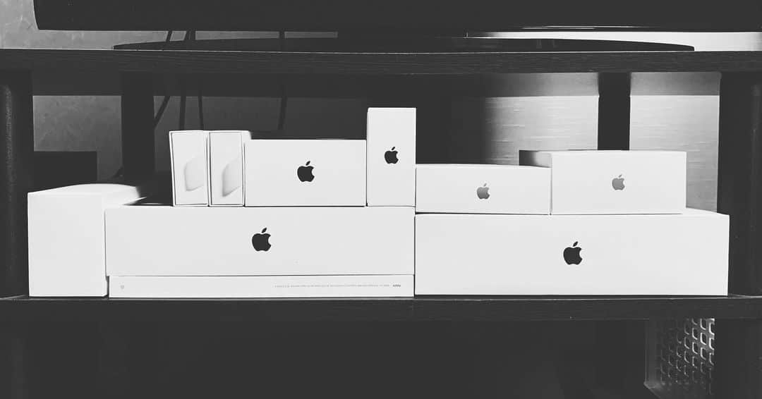 坪井遥司のインスタグラム：「Apple信者になるとテトリスができるようになるよ #apple #macbookair #ipadpro #applepencil #applepencil2 #applewatch #iphonexs #magicmouse2 #airpods #airpodspro」