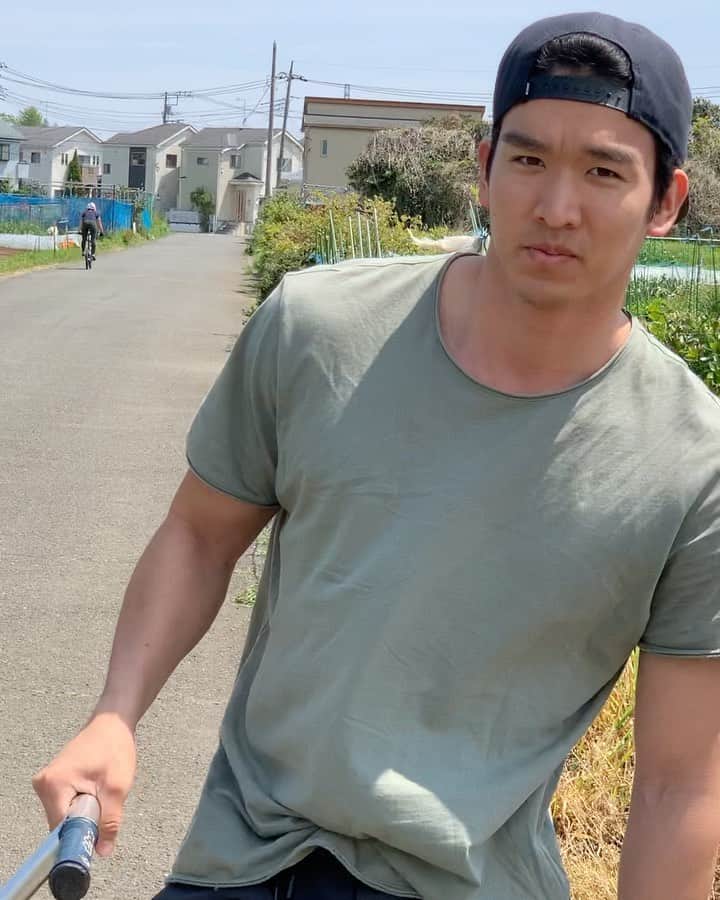 畠山紗英のインスタグラム：「He is my watchdog for the sprint session😂😂 スプリント中の監視役😂  #brother #bmx #quarantine #stayhome #training」