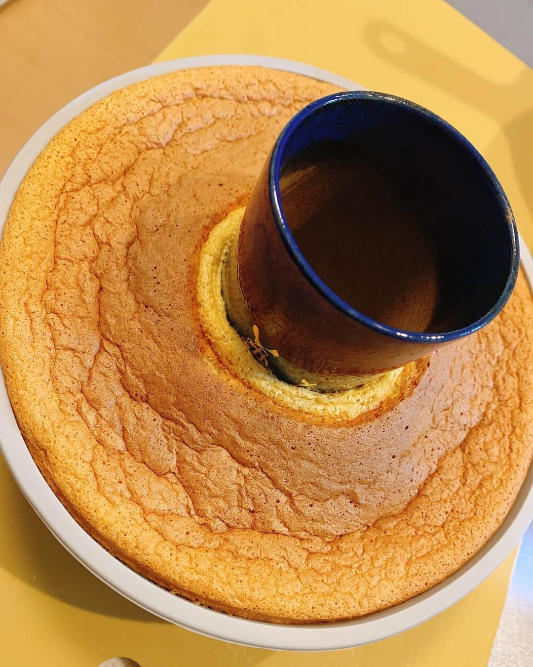 上杉あずさのインスタグラム：「. #おうち時間 #おうちカフェ #☕️ 初挑戦の #シフォンケーキ #🍰 . 膨らむか心配だったけど、焼いてる間はトレーニング🏋️‍♀️有酸素運動していると…良い香りがしてきた🐷 無事膨らんで、フワフワに出来ました😍💓💓 シフォンケーキ専用の型がなかったので、湯呑みで代用⚾️いい感じだったのに、型から外す時にやらかしました🤣代打・湯呑みが見事ヒットで出塁したにも関わらず、盗塁失敗。そんな感じですね。見た目は悪くても美味しかったから良し！！ また、#グラニュー糖 に代打 #きび砂糖 送って、罪悪感を気持ち軽減🐷👍今度は #豆乳 と #米粉 でもっと太りそうにないお菓子を作ります💪🏼 食べても太らない最高のスイーツと食べても太らない最高のボディをめざして頑張りまっする❤️ #sweets #cake #cafe #coffee #athome #stayhome #stayathome #kitchen #life #enjoy #mykitchen」