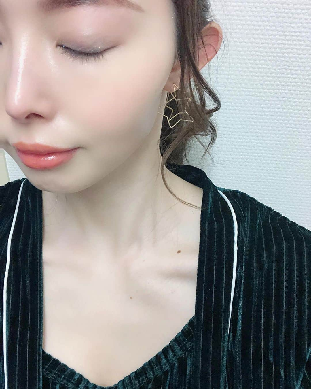 松田唯花さんのインスタグラム写真 - (松田唯花Instagram)「【鏡を見るたびに気分アゲ⤴︎新作コスメでカラーメイク】 日用品を買う以外はずっと家にいるので、変わりばえのない日々。現場仕事もなく、友達とも会えてなくて、正直病みぎみです😭みなさんはおうち時間をどう過ごしていますかー？🏠 気分をアゲるにはやっぱり美容！　ということで、カラーメイクをしました💄 新作コスメも使って、さらに気分アゲ⤴︎😍 * * アイシャドウは『 #オルビス #ツイングラデーションアイカラー #ターコイズシー』。宝石のようなキレイな発色。何度塗り重ねても透明感を損なわないのがすごい！ * アクセントに、6/17発売の『 #bidol #グリッターライナー 02 ミルク ウェイ』を目の上下のキワに。星屑みたいにキラキラッと光るオーロラホワイト✨ 目頭と目尻のところ、キラッとしてるのわかるかな？　写真には映るか映らないかくらい、ラメが超繊細！　肉眼だとチラチラ光って可愛い💕うるうるっとした目元を演出できる。 * * リップは『 #オルビス #ルージュネスシフォンマット #ハニーキャロット 』を唇全体に塗ってから、『 #エテュセ #リップエディション 03  #ビタミンオレンジ 』を唇の上下中央に。唇の上下中央に塗って唇に立体感を出すと、顔全体、立体的に見えるようになる。 さらに、マット質感のルージュの上にツヤツヤのグロスを重ねると、マットすぎずツヤすぎずの絶妙な質感に仕上がります👄 * * チークは『 #ロレアルパリ #ルバーアブラッシュ 10 PLAY WITH ME』。頬を自然にオレンジに染めるシアーな発色。塗り方次第で、ナチュラルもしっかりも色みのコントロールができるチーク。プチプラだけどデパコス級のなめらかな粉質で、ほわっと色づく仕上がりもお値段以上🍊 * * パーツメイクそれぞれ色をしっかり主張させるメイクだったので、肌はクッションファンデーションでさらっと仕上げて、顔全体”メイクやりすぎ感”が出ないようにしたのがポイントです💄  #ゆいコス * #新作コスメ #プチプラコスメ #春新作コスメ #春コスメ #夏新作コスメ #夏コスメ #ビーアイドル #カラーメイク #オレンジメイク #おうち時間 #ettusais #lorealparis #orbis #cosmetics @ettusaisjp @lorealparis @orbis_jp @bidol_official」4月28日 23時01分 - yuika_matsuda.official