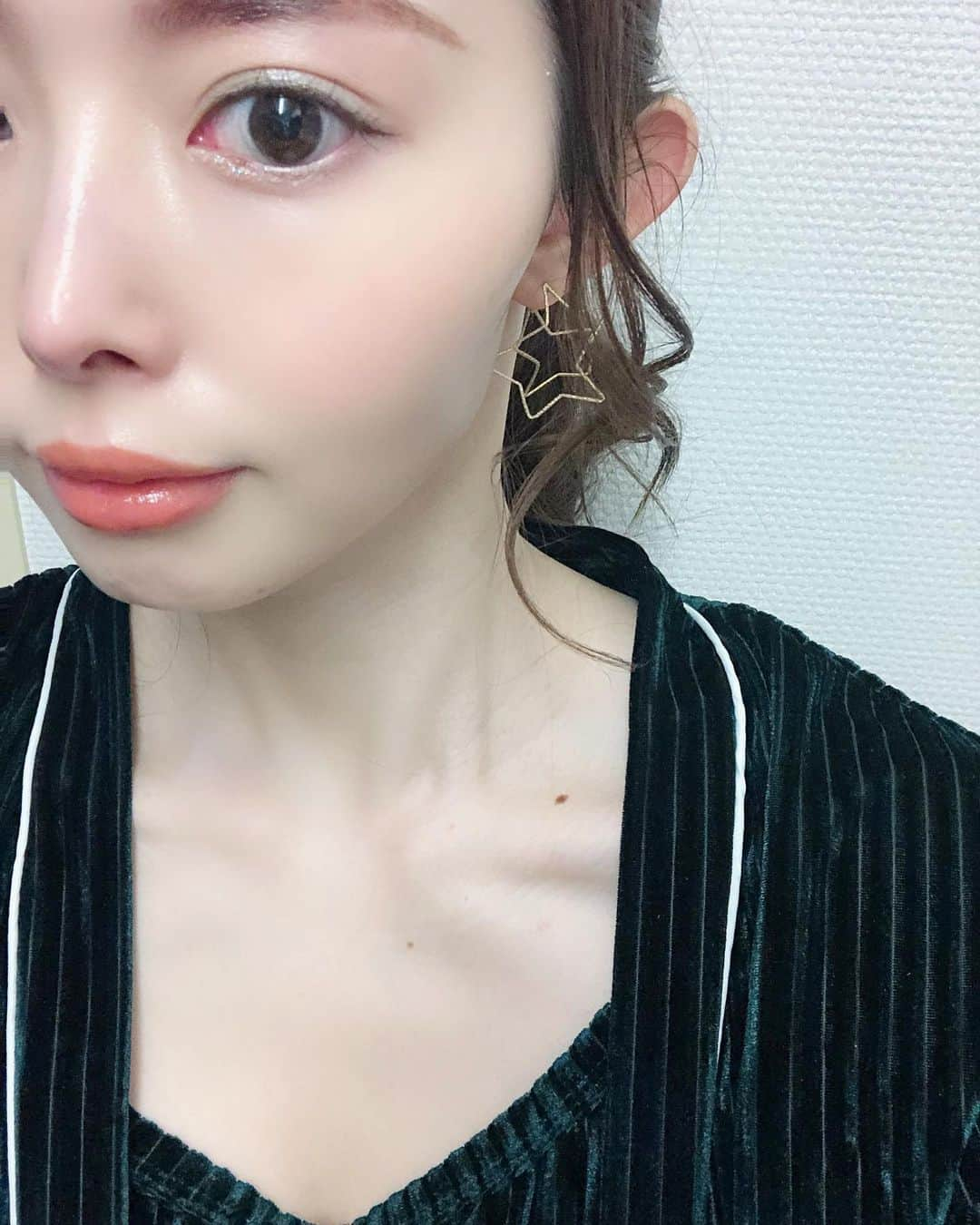 松田唯花さんのインスタグラム写真 - (松田唯花Instagram)「【鏡を見るたびに気分アゲ⤴︎新作コスメでカラーメイク】 日用品を買う以外はずっと家にいるので、変わりばえのない日々。現場仕事もなく、友達とも会えてなくて、正直病みぎみです😭みなさんはおうち時間をどう過ごしていますかー？🏠 気分をアゲるにはやっぱり美容！　ということで、カラーメイクをしました💄 新作コスメも使って、さらに気分アゲ⤴︎😍 * * アイシャドウは『 #オルビス #ツイングラデーションアイカラー #ターコイズシー』。宝石のようなキレイな発色。何度塗り重ねても透明感を損なわないのがすごい！ * アクセントに、6/17発売の『 #bidol #グリッターライナー 02 ミルク ウェイ』を目の上下のキワに。星屑みたいにキラキラッと光るオーロラホワイト✨ 目頭と目尻のところ、キラッとしてるのわかるかな？　写真には映るか映らないかくらい、ラメが超繊細！　肉眼だとチラチラ光って可愛い💕うるうるっとした目元を演出できる。 * * リップは『 #オルビス #ルージュネスシフォンマット #ハニーキャロット 』を唇全体に塗ってから、『 #エテュセ #リップエディション 03  #ビタミンオレンジ 』を唇の上下中央に。唇の上下中央に塗って唇に立体感を出すと、顔全体、立体的に見えるようになる。 さらに、マット質感のルージュの上にツヤツヤのグロスを重ねると、マットすぎずツヤすぎずの絶妙な質感に仕上がります👄 * * チークは『 #ロレアルパリ #ルバーアブラッシュ 10 PLAY WITH ME』。頬を自然にオレンジに染めるシアーな発色。塗り方次第で、ナチュラルもしっかりも色みのコントロールができるチーク。プチプラだけどデパコス級のなめらかな粉質で、ほわっと色づく仕上がりもお値段以上🍊 * * パーツメイクそれぞれ色をしっかり主張させるメイクだったので、肌はクッションファンデーションでさらっと仕上げて、顔全体”メイクやりすぎ感”が出ないようにしたのがポイントです💄  #ゆいコス * #新作コスメ #プチプラコスメ #春新作コスメ #春コスメ #夏新作コスメ #夏コスメ #ビーアイドル #カラーメイク #オレンジメイク #おうち時間 #ettusais #lorealparis #orbis #cosmetics @ettusaisjp @lorealparis @orbis_jp @bidol_official」4月28日 23時01分 - yuika_matsuda.official