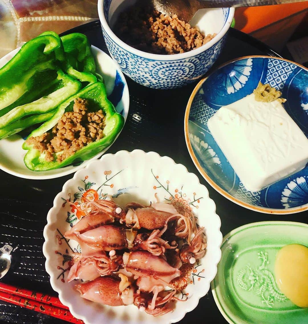 のインスタグラム：「🍴😋👯‍♀️ #おうちごはん  #手抜きごはん  今日はお仕事生放送だけだったのに、 なんだかすごく疲れちゃって、 帰宅後、 原稿チェックしてたら ソファに寝落ちしてしまった💦  なので、手抜きごはん。 #言い訳  #ピーマンと肉味噌  #ホタルイカ  #枝豆入りのお豆腐 そして、 #泡  作業的には、 合挽き肉を甘辛く炒めただけ😝 このピーマンのは、 ふたりでよく行くおそば屋さんのメニュー。 それを真似っコしたもの。  はじめは、 #ピーマンの肉詰め 作ろうと思ったんだけど。 めんどくなっちった。  ガラスの箸置きは、 去年金沢に行ったとき買った 自分へのおみやげ。 だいぶむかしに感じちゃう😢  はー ひとりごはん、飽きました。  そして なぜだか近ごろ、 朝起きると鼻血出る😭  #stayhome #cooking #夜ごはん #dinner」