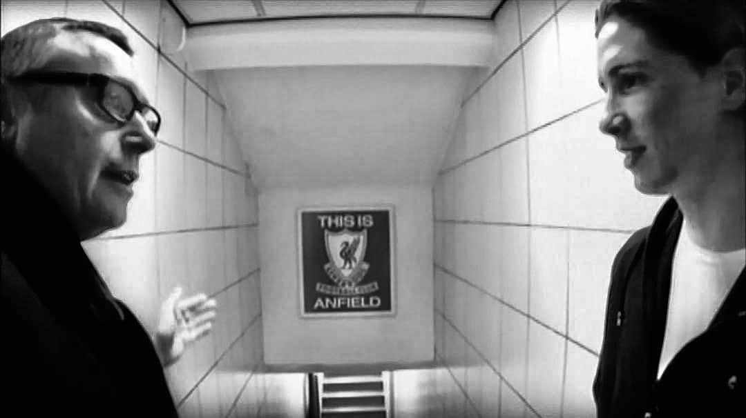 フェルナンド・トーレスのインスタグラム：「Lo conocí en las tripas de Anfield. Allí fomentamos aquello del ‘Nunca caminarás solo’. Y claro que lo entendí. Siempre en nuestra memoria Michael Robinson. D.E.P. ⠀ ⠀ I met him at Anfield. There I felt the pride of being a Red and the YNWA anthem. And so I understood its meaning. Michael Robinson, in our thoughts forever. RIP」