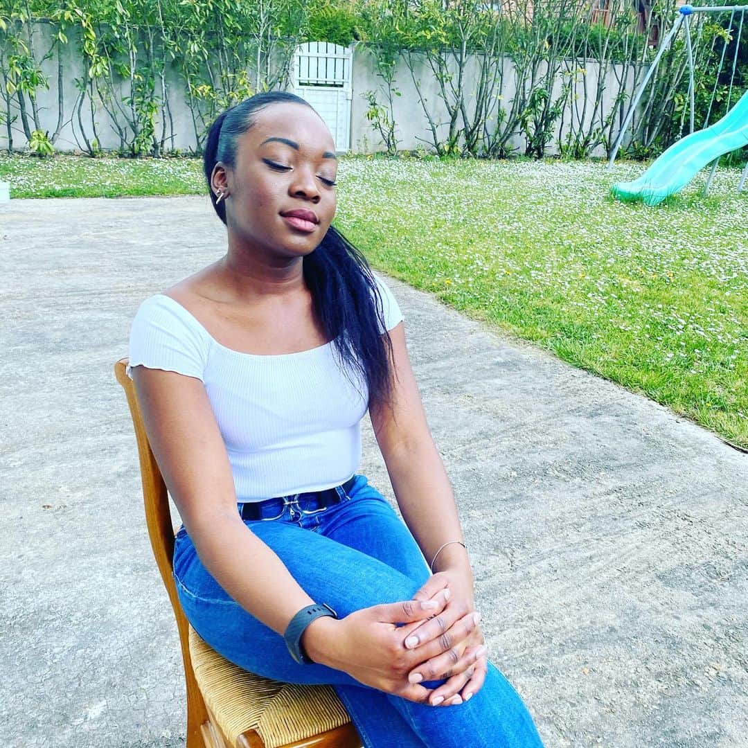 イレタ・シレテのインスタグラム：「The calm during the storm ... 😌 • • 📸: @yolnn_slt • #home #restingcuteface #staycalm #crisis #smile #meditation #blackgirlmagic #stayhome #whenyoutryblackyounevergoback #staysafe #beauty #cute」
