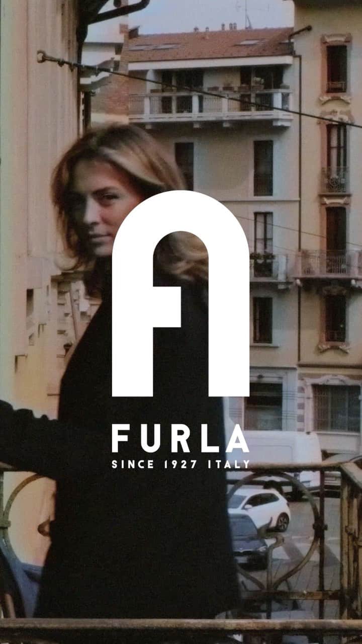フルラのインスタグラム：「The Italian Creative Director Alessia Bossi opened the doors to her house in the heart of Milan. “I am so enthralled by everything the world has to offer that I feel my real home is more the world out there than these four walls.” Watch the full video and get to know more about her. Featuring the new Furla 1927 Mini Crossbody.」
