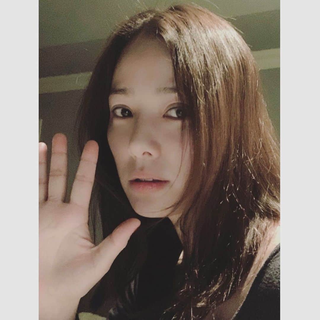 ソン・テヨンさんのインスタグラム写真 - (ソン・テヨンInstagram)「: 운동도 해보고.. 밖도 내다보며... 먹거리를 찾는 나는 오늘도... 잘 보낸거 같아요. 좋은 꿈 꾸세요♥(Good night^^)」4月28日 23時27分 - sontaeyoung_official
