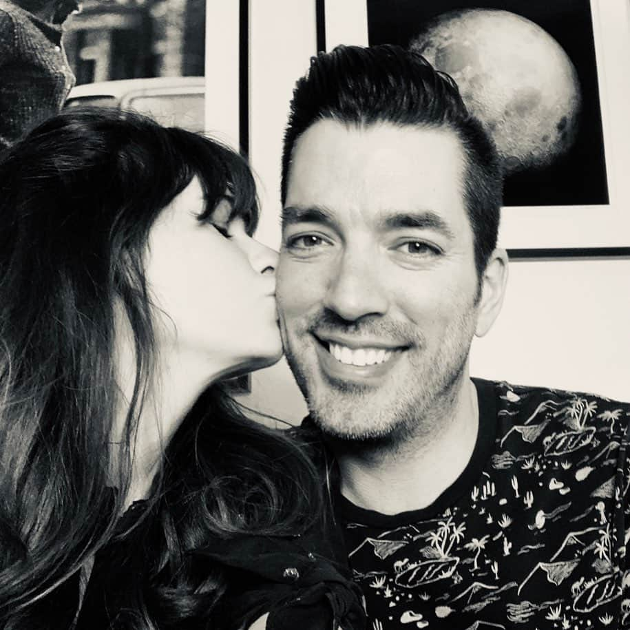 ズーイー・デシャネルさんのインスタグラム写真 - (ズーイー・デシャネルInstagram)「This amazing person makes me truly happy every single day and fills my life with love and joy. Happy birthday @mrsilverscott! You are one of a kind wonderful.  So happy I get to make your birthday cake. 🎂❤️🥰」4月28日 23時30分 - zooeydeschanel