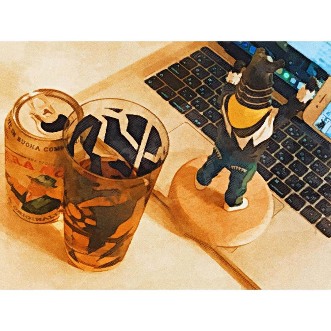 潘めぐみさんのインスタグラム写真 - (潘めぐみInstagram)「月曜日の夜は . ウルトラ飲み兄弟呑みでした。 . 6兄弟じゃなく7兄弟です。← . みんな大好きウルトラマンナイスのもと集いし飲み戦士たち。 . ね！岸さん！ . 定例化しそうで、私は、とても、嬉しい。 . リモートでは2回目になる、この呑み会。 . 昨夜のチョイスは、ブルームーンからのモレッティでした。 . 世界のビールだ〜いすき💓 . 怪獣酒場ハロウィン限定のベリアルグラスで乾杯🍻 . なぜ、ペガがいるのかと言うと、とりあえず飲み物を取りに行ったり、席を外すときに、何も映ってないの寂しいから代わりに居てもらうっていうね。 . とりあえず、みんなでエルオーブイーしたのと、アイドルの話したなぁ。 . あ、今夜はULTRAMAN→ハンターみねば！ . そして、明日は、インスタライブ💓 . みんなに会えるね！ . #月曜日 #リモート飲み会 #おうち時間 #stayathome #ウルトラマンナイス #ペガ #怪獣酒場 #ブルームーン #モレッティ #ビール #beer #🍺 #🍻」4月28日 23時43分 - han_meg_han