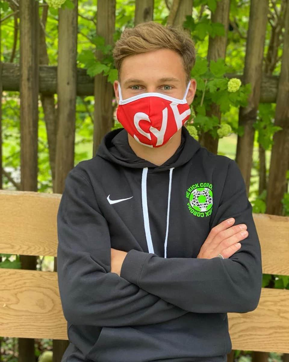 ジョシュア・キミッヒのインスタグラム：「WeKickCorona - Vielen Dank an alle, die unsere Initiative unterstützen und vielen Dank an den @fcbayern für eure Maskenaktion und an @11teamsports für eure Kollektion. Wir werden durch die Erlöse weiterhin vielen Einrichtungen und Menschen helfen können. @wekickcorona #believeinyourself 👉🏽😲 🤹🏽‍♂️」