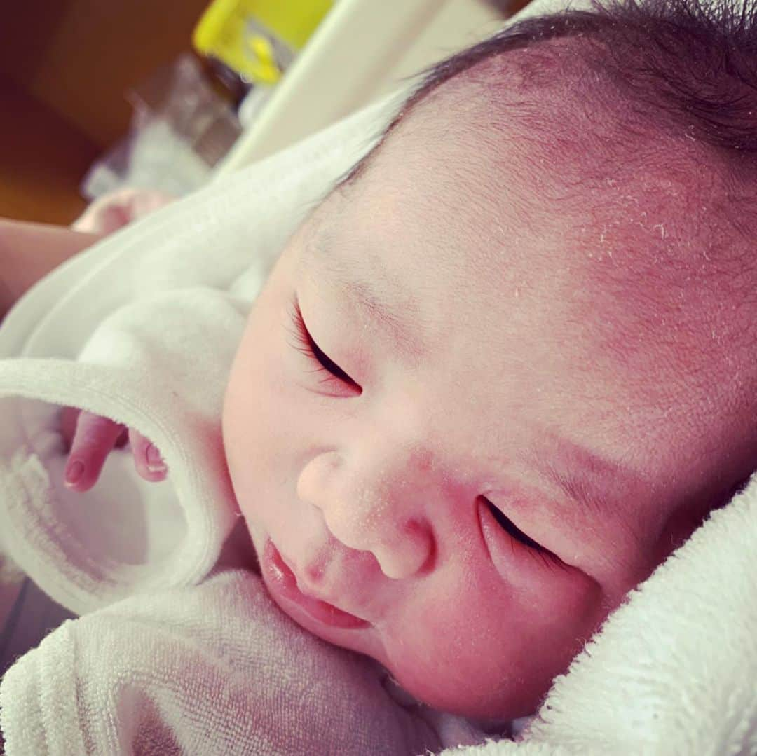 竹内択さんのインスタグラム写真 - (竹内択Instagram)「Thank you for being born🤱My third child👶 3番目の子が昨日早朝に無事生まれました！！ 皆さま、ここでの報告で失礼します🙇‍♂️コロナが終息した時(結構先だとおもうけど。。)会って下さい😆♫ #babyboy #thirdbaby #赤ちゃん #第三子 #俺も忘れないでね #takutakeuchi #竹内択」4月29日 9時11分 - taqtakeuchi