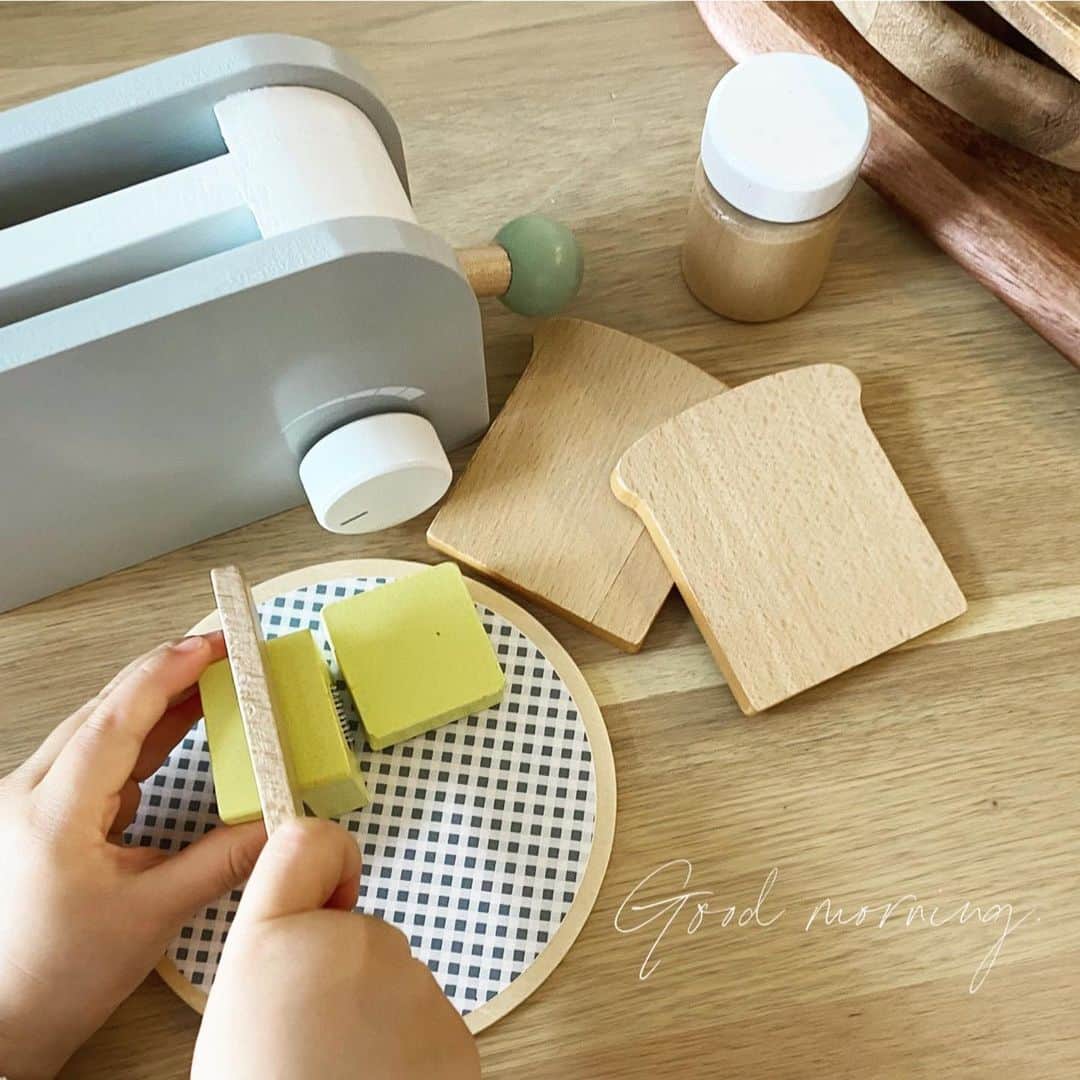 美生のインスタグラム：「@babyshop 🍞🍽﻿ ﻿ ﻿ #おうち時間 は﻿ ネットショッピングがとまらない♡﻿ ﻿ 娘たちにもポチッと。﻿ ﻿ 長女がパンを焼き﻿ 次女がバターをのせてくれて﻿ 美味しい朝食を作ってくれました♡﻿ ﻿ ﻿ 日本未入荷itemがたくさん揃ってて﻿ タイプなものばかり…♡﻿ ﻿ ﻿ お手頃価格で日本語対応なのも嬉しい✨﻿ ﻿ ﻿ https://jp.babyshop.com/﻿ ﻿ ﻿ #babyshop﻿ #ベイビーショップ﻿ #STOY﻿ #PR」