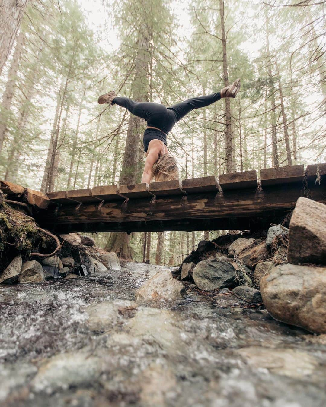 ジェイミー・アンダーソンさんのインスタグラム写真 - (ジェイミー・アンダーソンInstagram)「Namaste in the trees all day 🌲  Backyard walks and a little yoga to keep me grounded... What’re you guys doing to stay centered and happy at this time? 💙🙏✨🌲📷 @tyler_ravelle」4月29日 9時32分 - jamieanderson