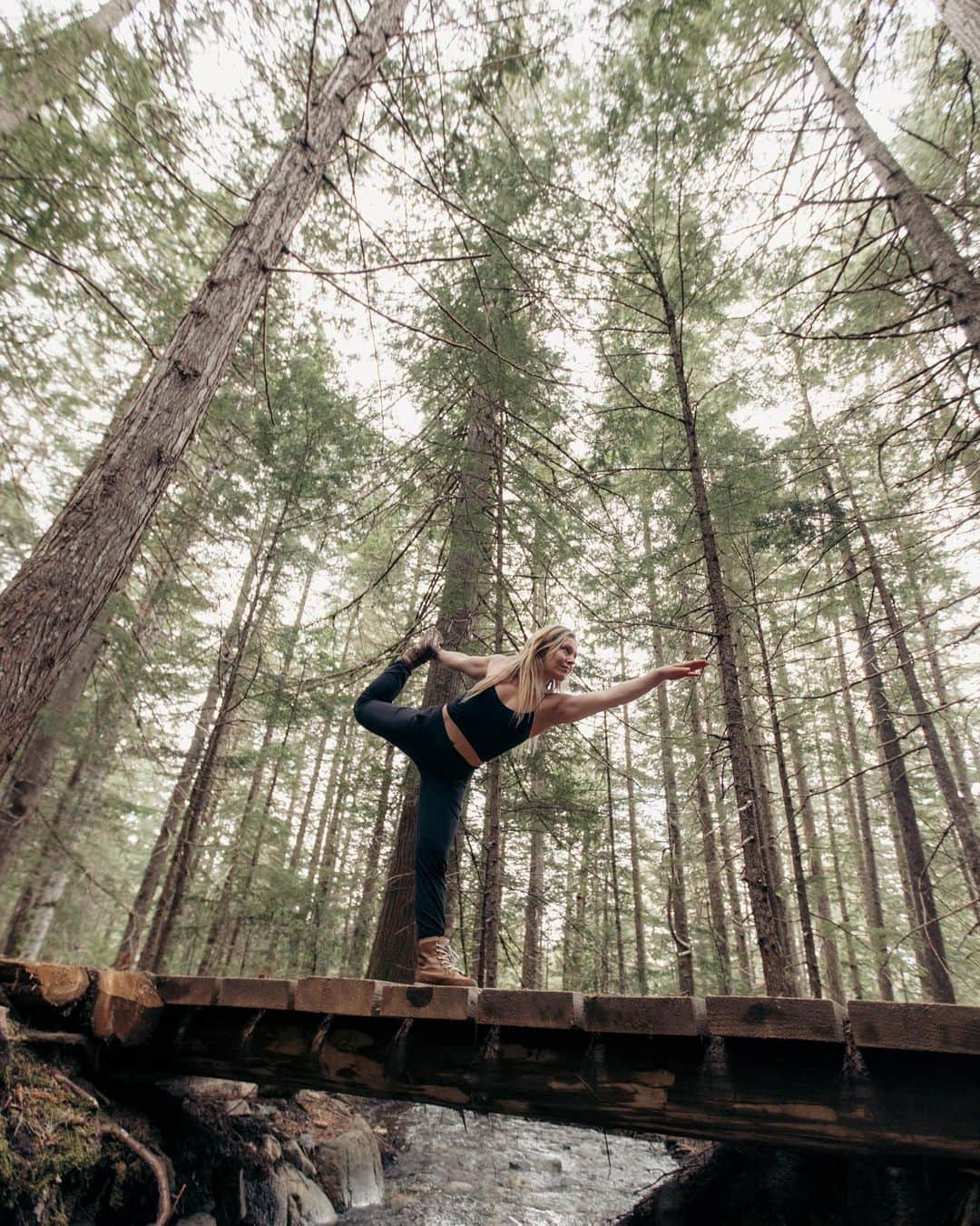 ジェイミー・アンダーソンさんのインスタグラム写真 - (ジェイミー・アンダーソンInstagram)「Namaste in the trees all day 🌲  Backyard walks and a little yoga to keep me grounded... What’re you guys doing to stay centered and happy at this time? 💙🙏✨🌲📷 @tyler_ravelle」4月29日 9時32分 - jamieanderson