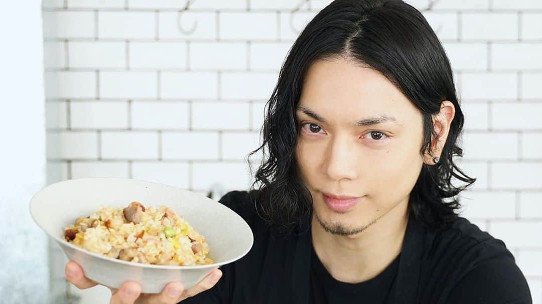 水嶋ヒロさんのインスタグラム写真 - (水嶋ヒロInstagram)「9キロ痩せました Hiro-Meshi ☺︎ #24 How To Cook “FRIED RICE” Japanese Home-Style Cooking. #NewEpisode #24 #Uploaded #新エピソード #更新 #youtubechannel #hiromizushima #hiromeshi #ヒロメシ #水嶋ヒロ #炒飯 #ちーはん #friedrice #japanesehomestylecooking #家庭料理 #初心者 #beginner #BANZAIJAPAN #music #stayhome #cooking」4月29日 9時54分 - hiro_mizushima_official