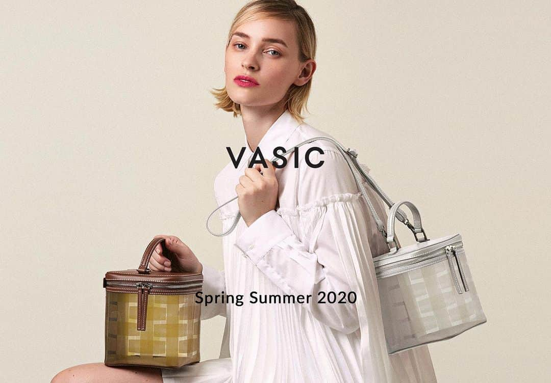 Vasic News In jpさんのインスタグラム写真 - (Vasic News In jpInstagram)「Spring Summer 2020 Collectionの新作”Boxy Mini（ボクシーミニ）”が本日より登場しました！ 今までよりもひとまわり小さくなったPVCのバニティバッグの新型を ぜひVC SHOPでご確認ください。- — VC SHOPへはプロフィールのURLよりアクセスしていただけます。  #vasic #SS20 #boxy #mini #vinyl #pvc #vcshop #onlineshopping #vasicnews」4月29日 10時08分 - vasic_japan