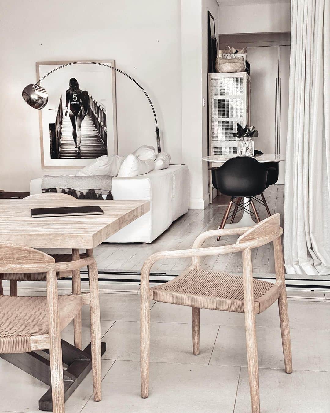 サマンサウィルスのインスタグラム：「ME: I want my home to be calm and warm and welcoming and inviting.... ⠀ ⠀ ALSO ME: But it has to be devoid of colour and any sign of life. It doesn’t matter if the drawers and cupboards are an absolute shit show, all personal belongings are to be stashed in them, I want it to look like absolutely nobody lives in it. NOBODY. ⠀ ⠀ Chairs /  @Zanui」
