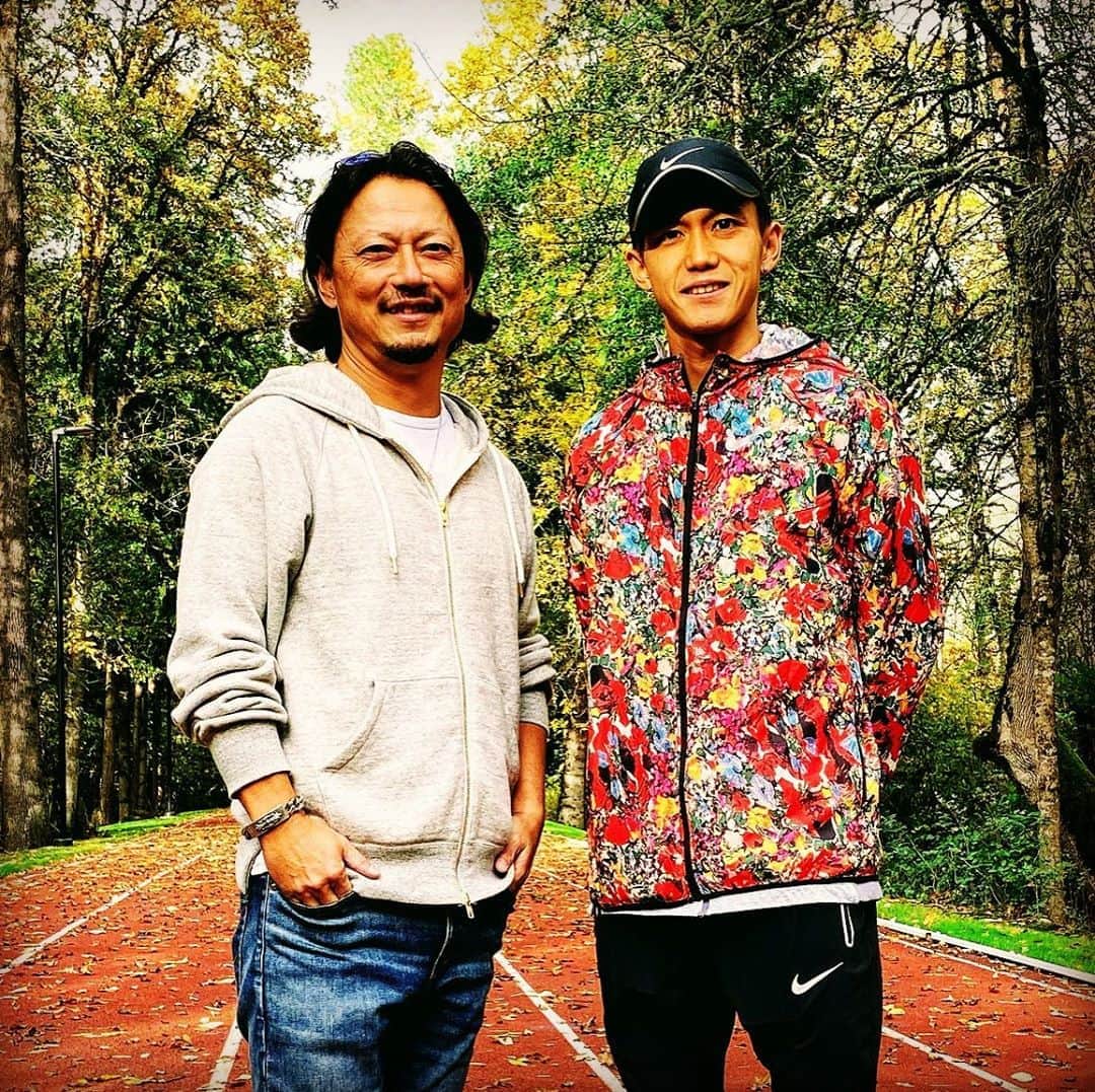 本田直之のインスタグラム：「本日4月29日(水)午前11時から大迫傑選手とインスタライブやります！ 「レバレッジリーディング」を読んで、最近読書に目覚めた彼の読書とマラソンについて語ります。 「レバレッジリーディング」は 現在Kindle Unlimitedで無料です！  写真はポートランドのNIKE本社のトラックにて。  #読書 #読書とマラソン #レバレッジリーディング #大迫傑」