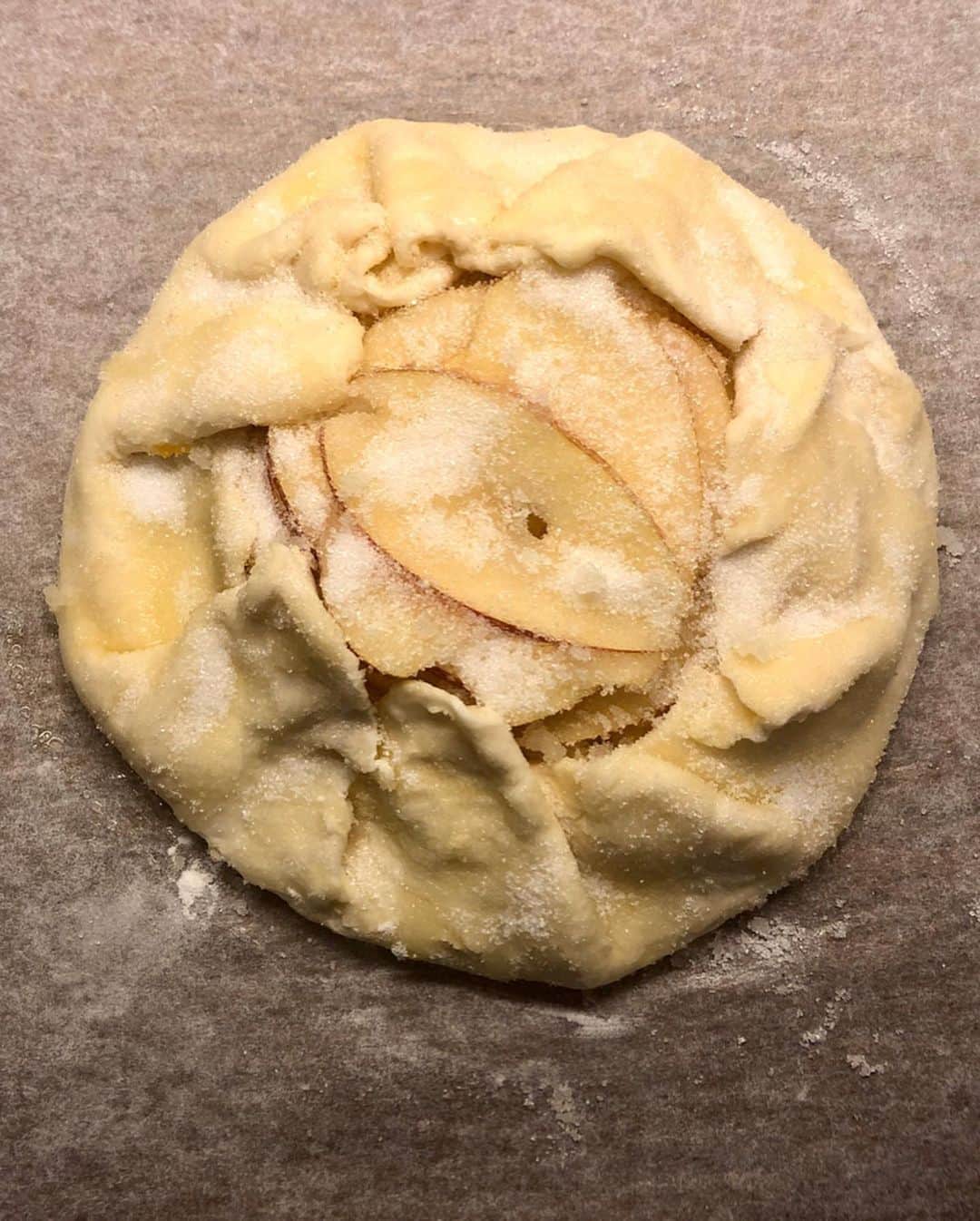 小堀紀代美さんのインスタグラム写真 - (小堀紀代美Instagram)「昨日のおやつ。 パイが食べたいと言うので、家にある果物で🍎🍊 なら、一緒に作ろうー！と、誘ってチャレンジ！してもらうことに。  丸くのばせなくても丸くなる型いらずのパイ‼️ 私のを見た後にチャレンジ！かぶせる生地が多めだなぁと横目でみていたのですが👀　焼きあがって食べてみたら、それおいしい‼️となりました😅 もっと頭を柔らかく自由にしようー😆 「きょうの料理」ではいちごのパイ🍓をご紹介させていただきました。🍓のゼリーも作ってくださっている方が多く、とってもうれしいです！  パイも簡単なので、果物、おうちにあるもので作るのオススメです。おさらいをかねて近々動画にまとめたいと思っています。 ☆今日、YouTubeを新たにアップしました。 たぶん、教室のメニューの中で、みなさんが作ってくださっている最強のリピート率だと思われるパスタです。  伝言ゲーム的に伝えても出来ちゃう簡単なあのパスタですが、短いのでぜひ最後までご覧いただけたらと思います。どうぞよろしくお願いします❣️（プロフィール欄からご覧いただけます。少しずつ編集ができるように頑張っていますー。今までよりも少しは見やすくなっていると思います。試行錯誤中、ストーリーにはNG編を🤣） #likelikekitchen  #likelikekitchen_Cookingclass_athome #coboチャンネル」4月29日 10時21分 - likelikekitchen