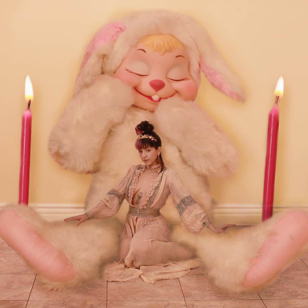 メラニー・マルティネスのインスタグラム：「💕My song Play Date from my first album has taken on a life of it’s own and it’s the best birthday present ever💕 #streamplaydate 🌟link in bio🌟」