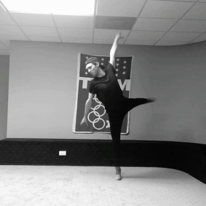 ジェイソン・ブラウンのインスタグラム：「🖤🖤🖤 • • • 🎵: “If the World was Ending” 🎤: @juliamichaels @jpsaxe  Choreo: @randistrong 🙌」