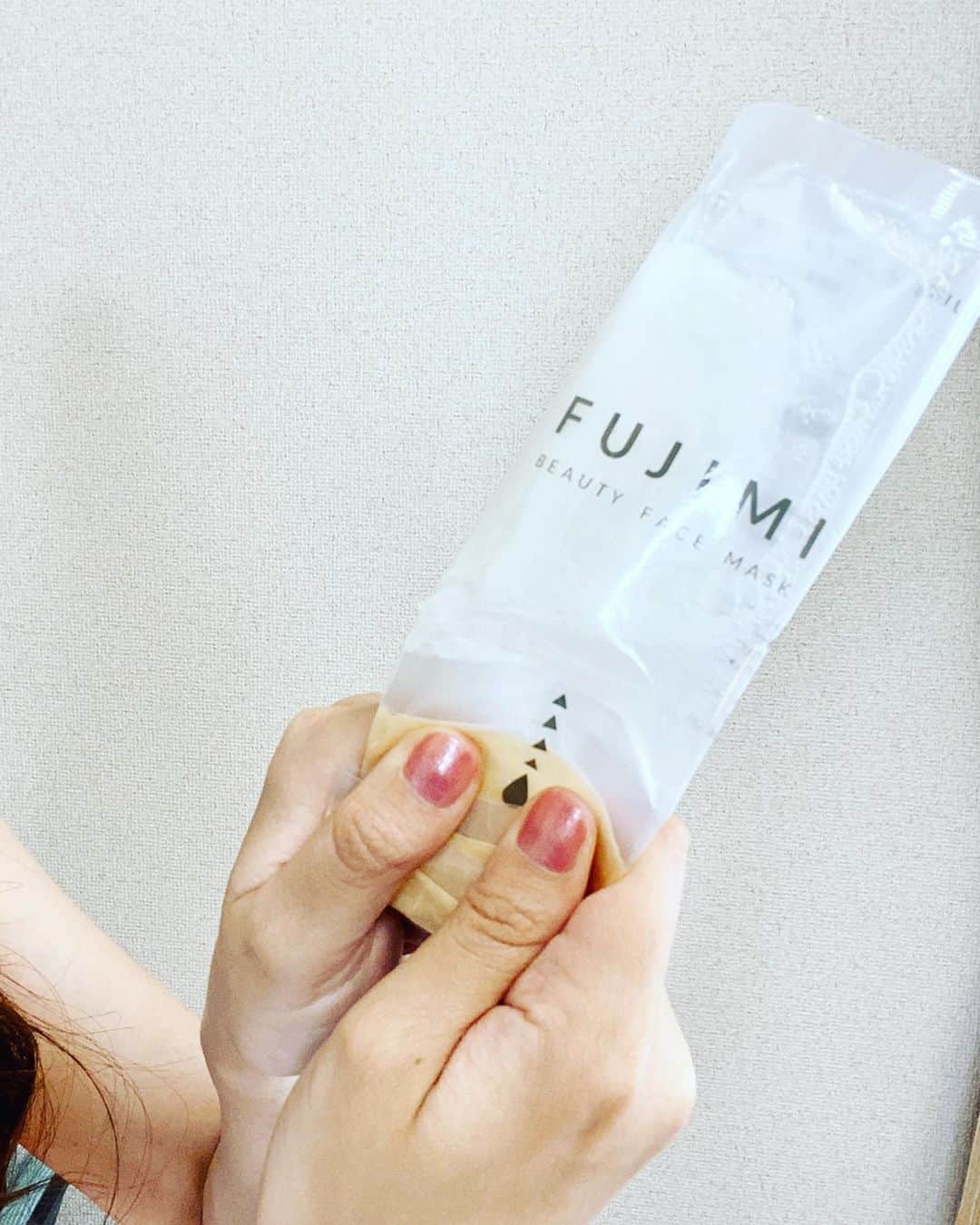 野本愛さんのインスタグラム写真 - (野本愛Instagram)「ステイホーム中に力を入れてるのがスキンケア😃❣️﻿ fujimi（@fujimi_official）の﻿ カスタマイズフェイスマスクを使ってるよ😊💕﻿ ﻿ 公式サイトで肌診断をすると﻿ 自分の肌にぴったりなフェイスマスクを﻿ カスタマイズしてくれるの😍💕﻿ ﻿ 自分の肌にぴったりな﻿ トラブル修復型の美容液と﻿ なりたい肌に近づける美容液が入ってるよ❤️ ﻿ ﻿ 新鮮な美容液たっぷりだし﻿ 好きな香りが選べて私は柑橘系が好きだから　﻿ マンダリンにしたよ🥰✨✨﻿ ﻿ 家にずっといるから、﻿ 例年より紫外線にあたっていないこの時期に﻿ 徹底的にケアして﻿ 美肌にするよ😆💕﻿ ﻿ #fujimi #pr #カスタマイズフェイスマスク﻿」4月29日 10時25分 - himemode