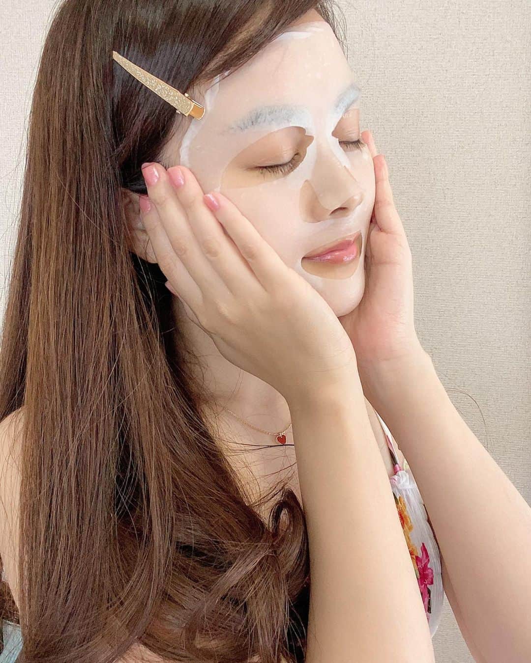 野本愛さんのインスタグラム写真 - (野本愛Instagram)「ステイホーム中に力を入れてるのがスキンケア😃❣️﻿ fujimi（@fujimi_official）の﻿ カスタマイズフェイスマスクを使ってるよ😊💕﻿ ﻿ 公式サイトで肌診断をすると﻿ 自分の肌にぴったりなフェイスマスクを﻿ カスタマイズしてくれるの😍💕﻿ ﻿ 自分の肌にぴったりな﻿ トラブル修復型の美容液と﻿ なりたい肌に近づける美容液が入ってるよ❤️ ﻿ ﻿ 新鮮な美容液たっぷりだし﻿ 好きな香りが選べて私は柑橘系が好きだから　﻿ マンダリンにしたよ🥰✨✨﻿ ﻿ 家にずっといるから、﻿ 例年より紫外線にあたっていないこの時期に﻿ 徹底的にケアして﻿ 美肌にするよ😆💕﻿ ﻿ #fujimi #pr #カスタマイズフェイスマスク﻿」4月29日 10時25分 - himemode
