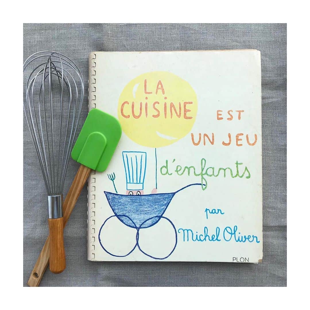 はなさんのインスタグラム写真 - (はなInstagram)「【7日間ブックカバーチャレンジ】 好きな本を7冊紹介する企画。  3rd book: “LA CUISINE EST UN JEU d’enfants” par Michel Oliver  ミシェル・オリヴェ「料理はこどもの遊び」（タイトルは勝手に訳しました）パリ短期留学時に古本市で見つけた1963年の料理絵本。型にはまらない自由な世界観に魅せられ、50フランで購入。これは当時のアパルトマンに帰ってから気づいたのですが序文はミシェルの古き友人ジャン・コクトー！直筆の文章がラフでかわいいのです。「爪を食べてる子がいたらミシェルのおいしい料理を食べなさい」だって(๑˃̵ᴗ˂̵) ということで、バトンは料理研究家の濱田美里さん @misatoancienne にお渡しします🍗濱田さんとは以前Eテレ「趣味どきっ！」でご一緒させていただきました。子供の料理教室も開催されていて、いつもおいしそうな料理を提案されています。濱田さん、よろしくお願いします🍗  #bookcoverchallenge #7days7covers」4月29日 10時25分 - hanalovestaco